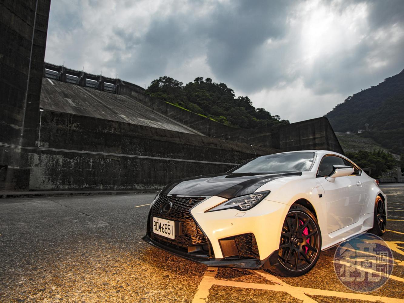 RC F Track Edition大幅融入RC F GT 3與GT500設計，看起來更具有侵略性。