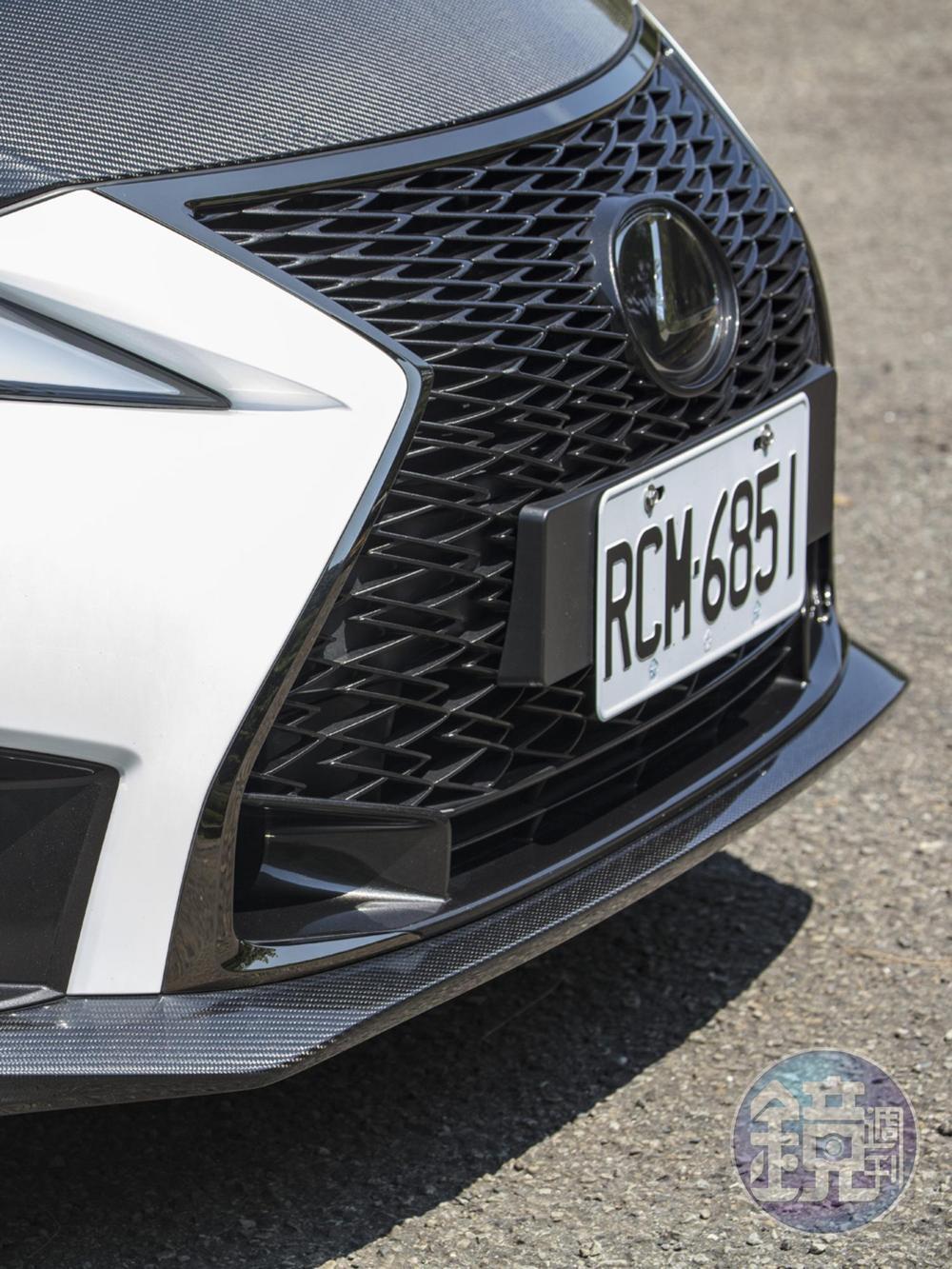 一體式全新世代 Spindle Grille 紡錘式水箱護罩。
