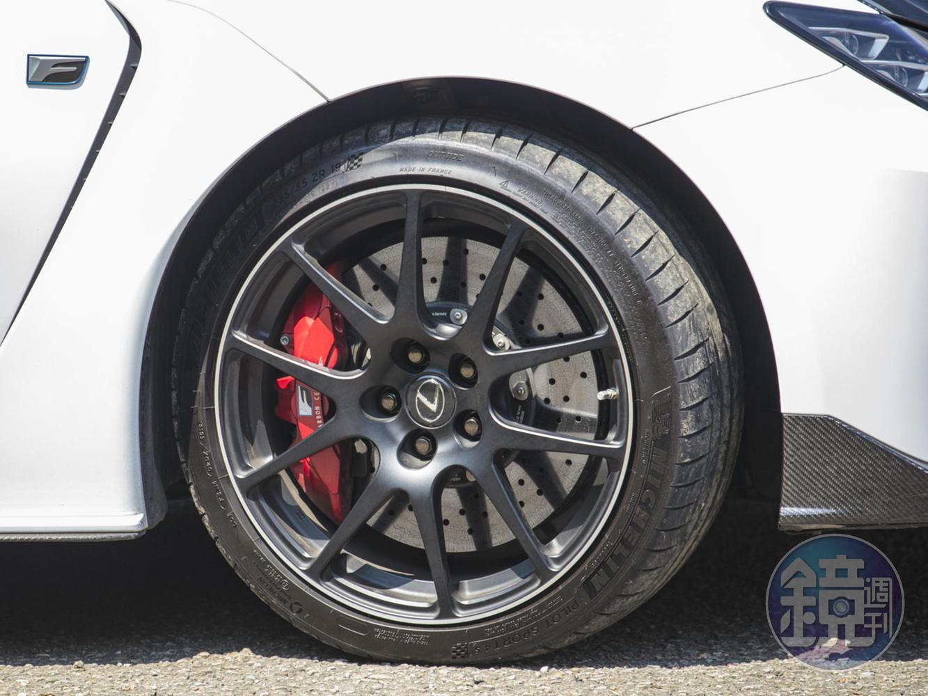 標配 4 只 BBS 超輕量化消光黑塗裝鍛造鋁圈，以及專為RC F 研發的Michelin Pilot Sport 4s性能胎。