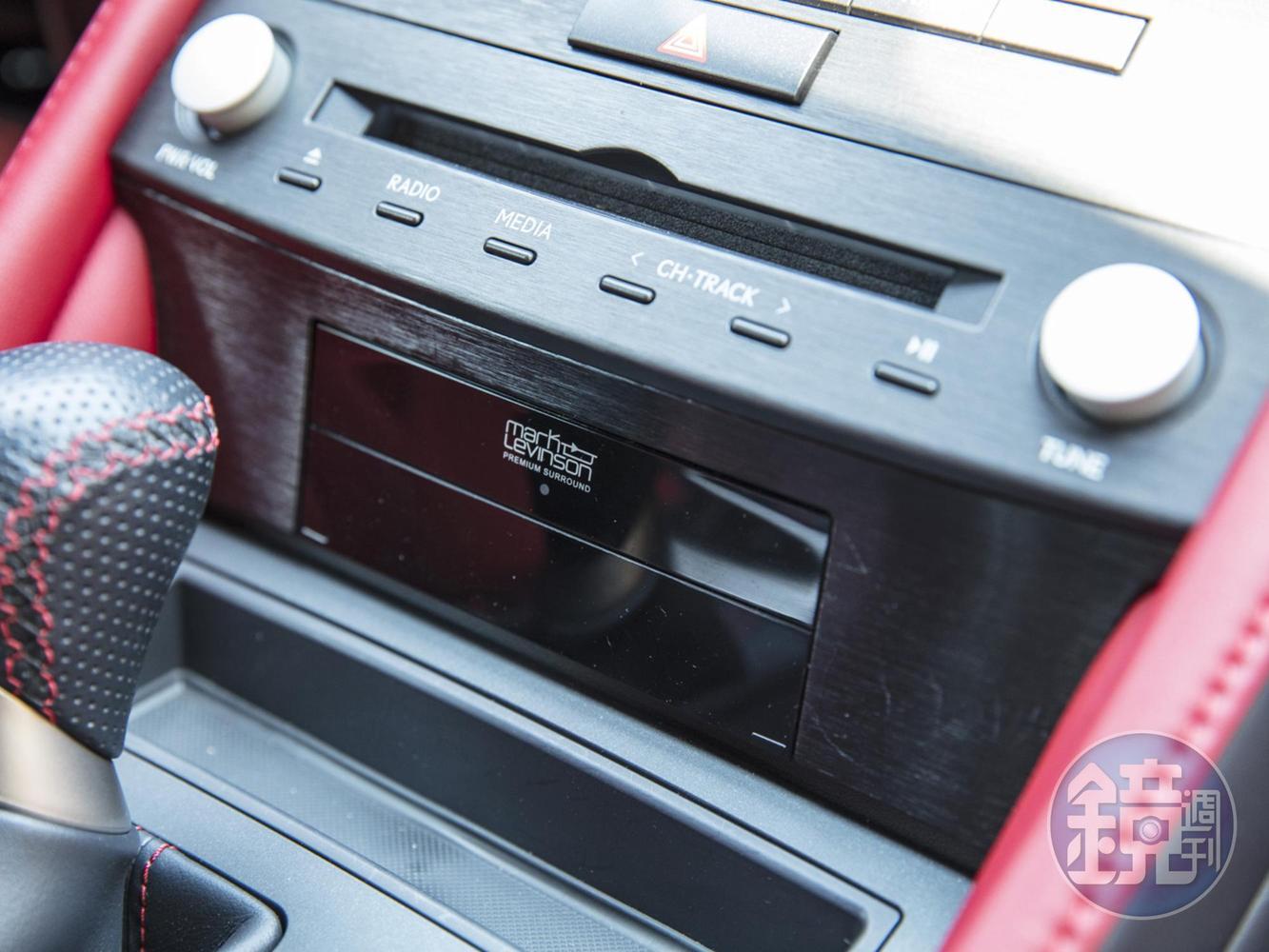 Mark Levinson 音響系統上身，讓開車成為一種享受。