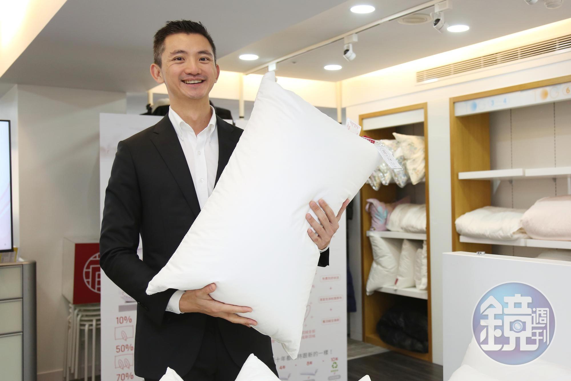 邁入成立111年的合隆毛廠，近年積極發展自有品牌「合隆羽藏」。第五代接班人、董事長陳彥誠預估，自有品牌可望連續3年出現雙位數成長。