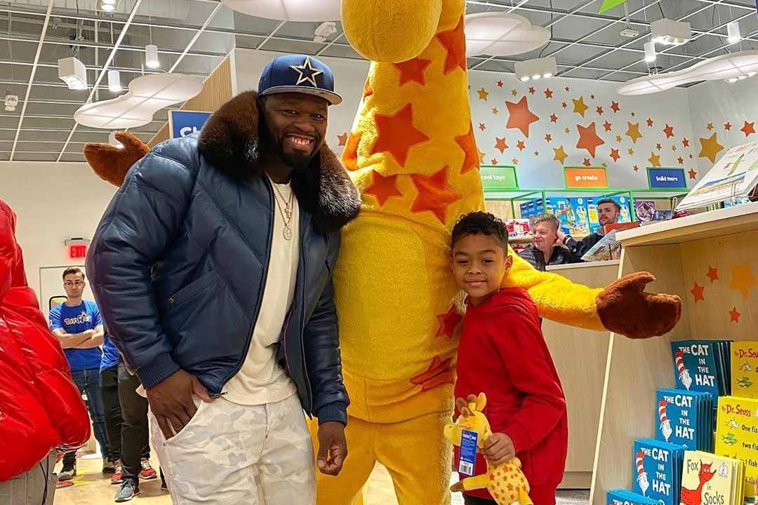 美國嘻哈歌手五角買下整家玩具反斗城讓兒子挑耶誕禮物。（翻攝自sire_jackson Instagram）