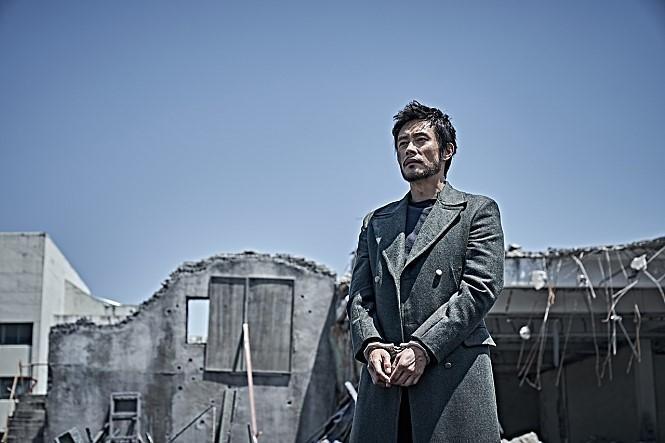 李炳憲在片中飾演北韓軍官,角色遊走在正邪之間。(翻攝自Naver)