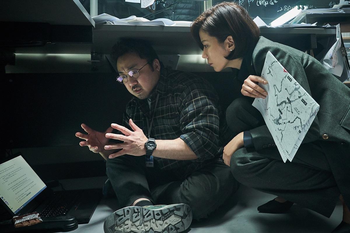 馬東石(左)在片中飾演地質學教授,與全慧珍(右)有精彩對手戲。(車庫娛樂提供)