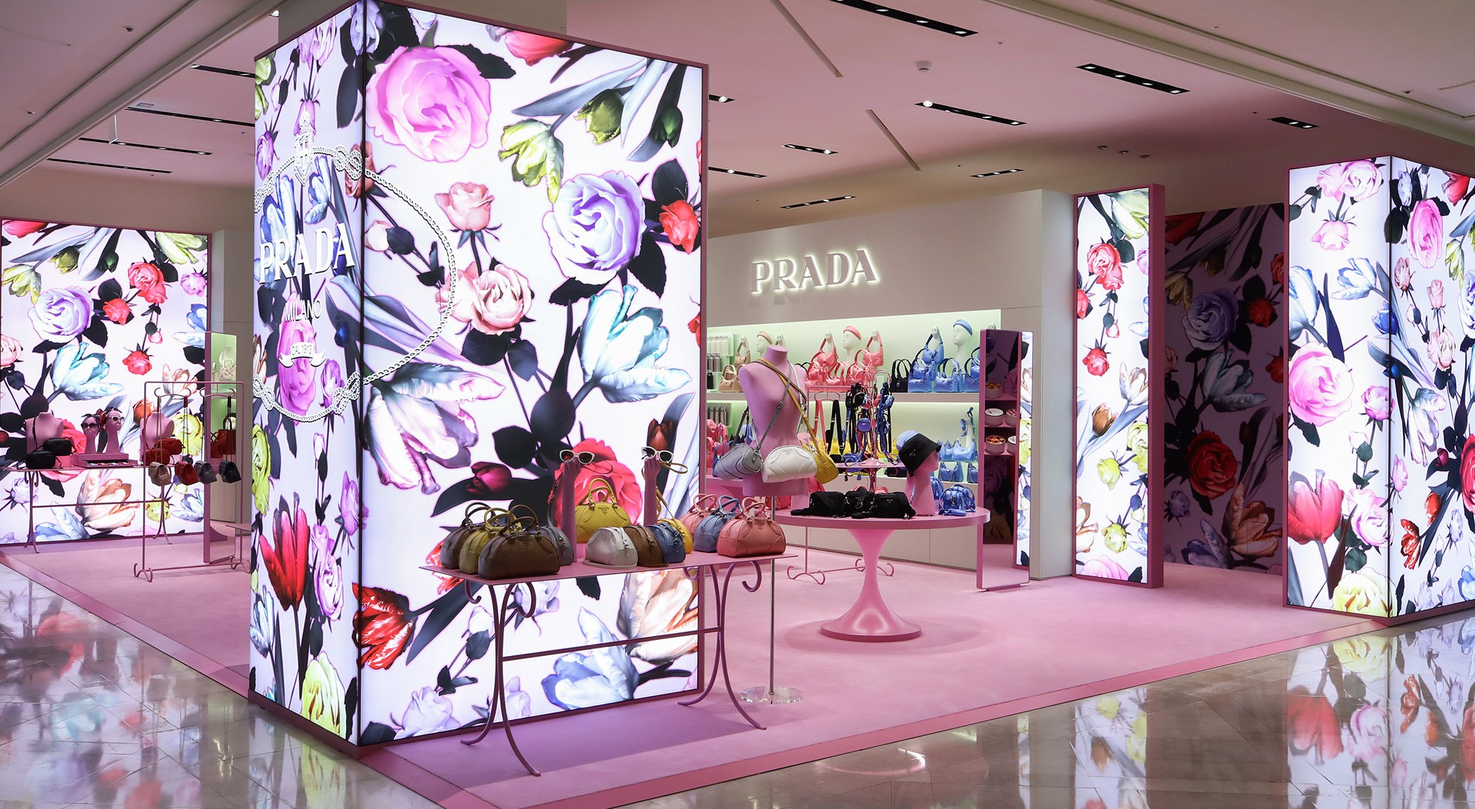 PRADA Dreamscape Pop-up限時快閃店占地約23.5坪，充滿夢幻少女風。（PRADA提供）