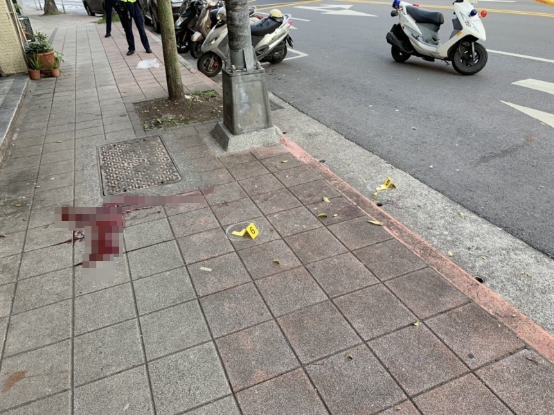 槍擊現場留下大片血跡，警方採證釐清事發經過。（翻攝畫面）