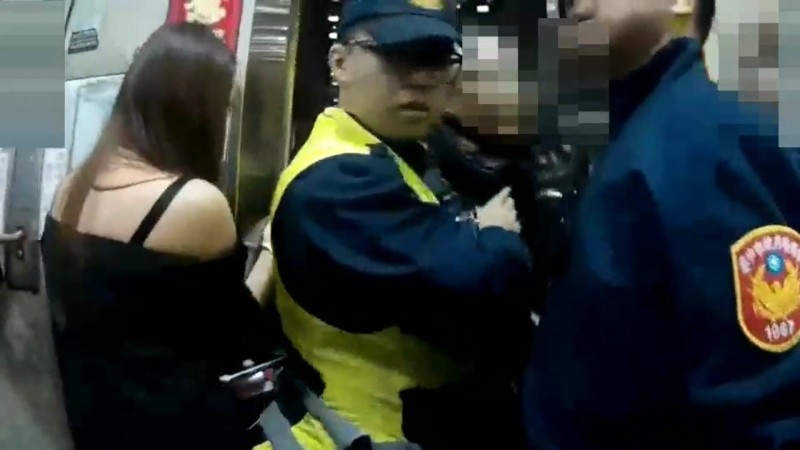 朱男於案發7分鐘之後，被馳抵的員警逮捕。（翻攝畫面）