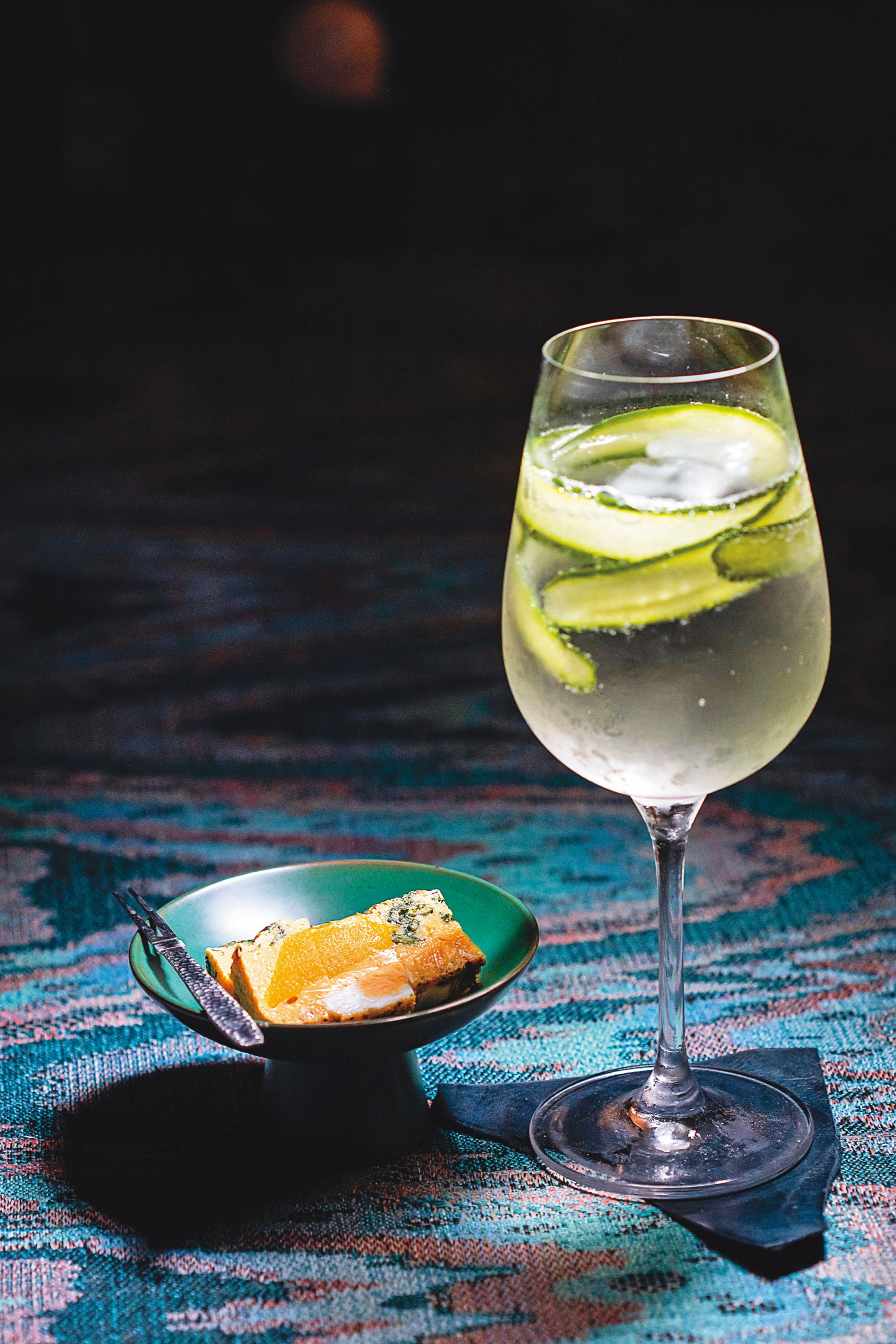 肚自己做的三色蛋滋味豐富，很適合搭配她特調的清爽「小黃瓜Gin Tonic」。（三色蛋50元／份、Gin Tonic 250元／杯）