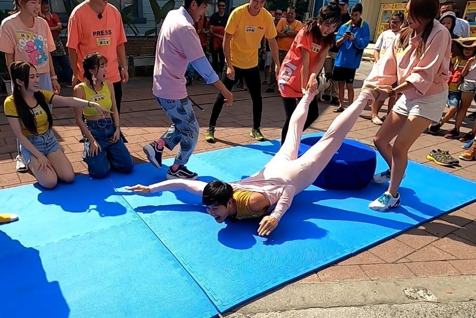 張勛傑被張文綺拖著走,撞到「小勛傑」而痛苦不已。(民視提供)