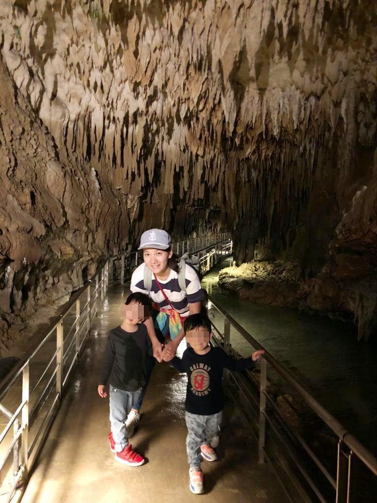 李培禎攜兒造訪玉泉洞順勢教學玩得不亦樂乎。（艾迪昇提供）