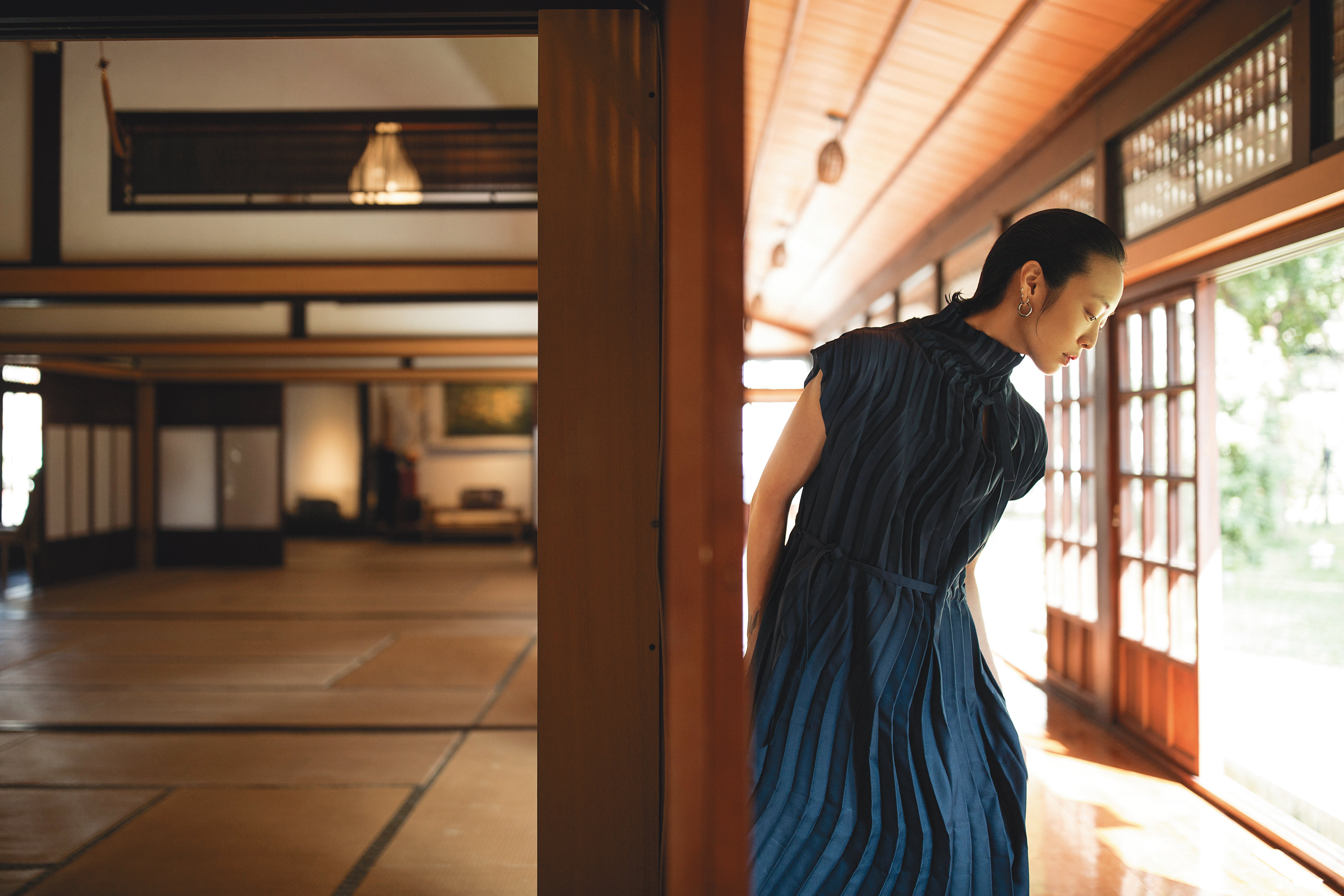 波紋壓褶洋裝，NT$13,200 by me ISSEY MIYAKE。