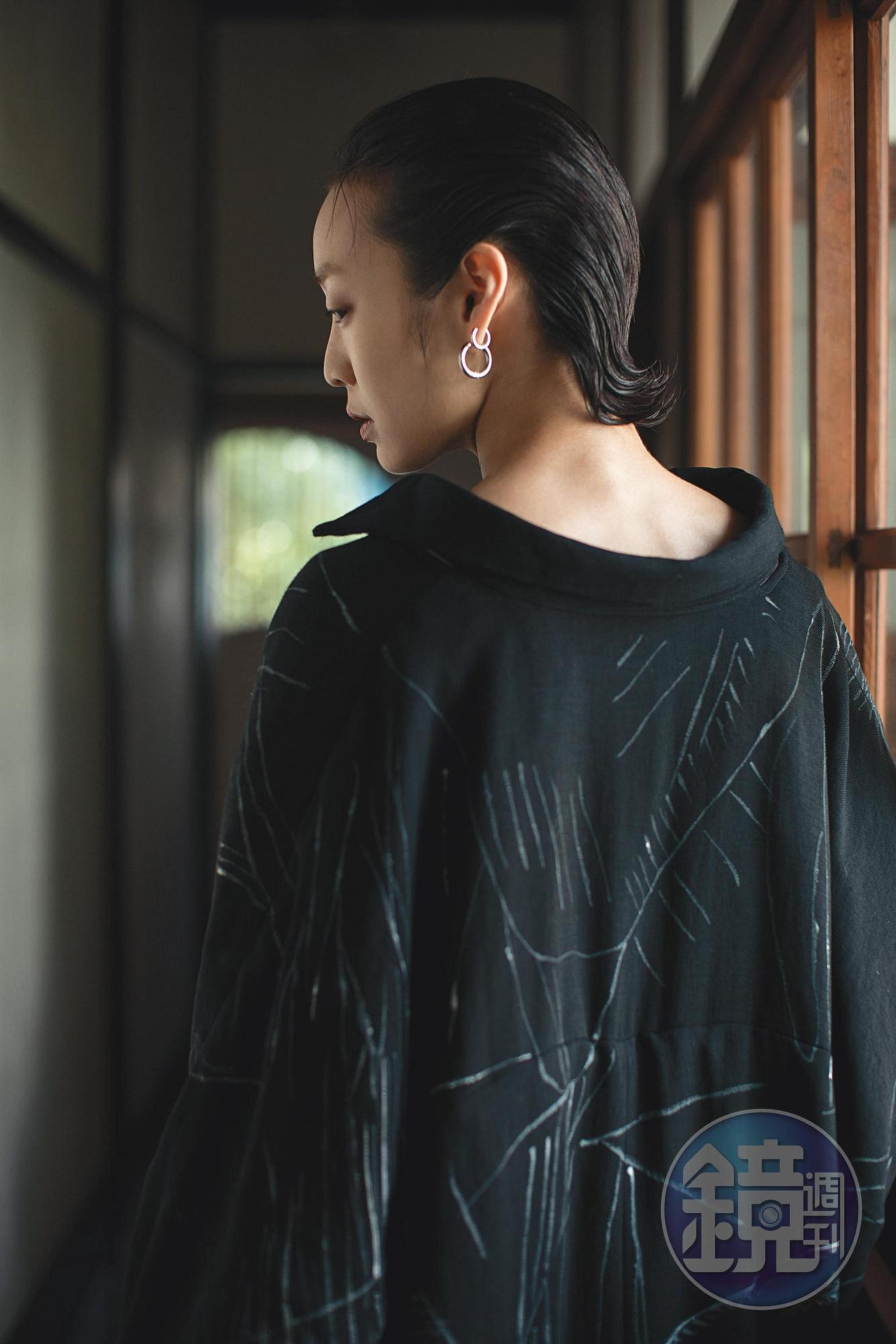 塗鴉風衣外套 NT$163,800 by YOHJI YAMAMOTO。