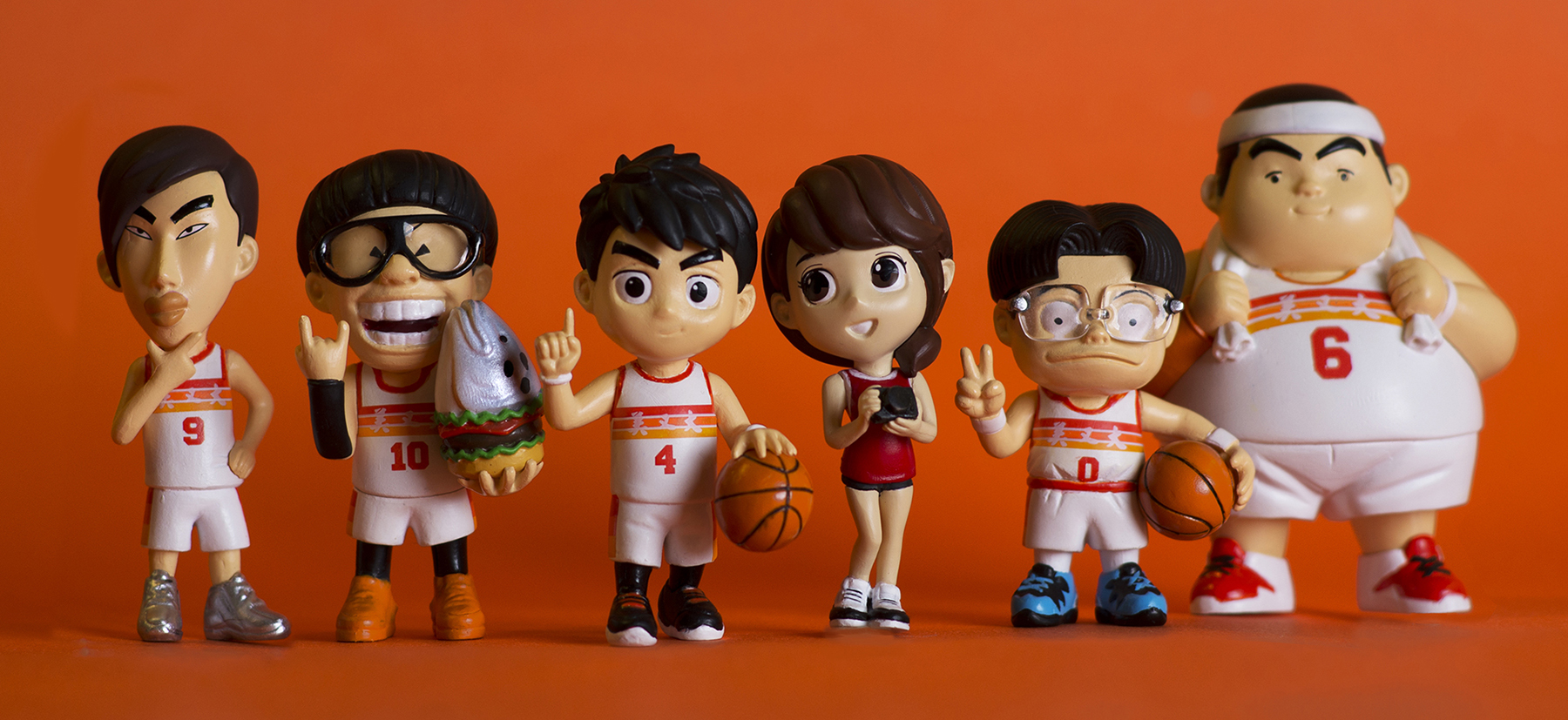 漫畫《宅男打籃球》將推出Q版公仔，12月28日起將透過集資平台進行預購；圖為主場球衣版，搭配的女角是星凌。（洪元建提供）