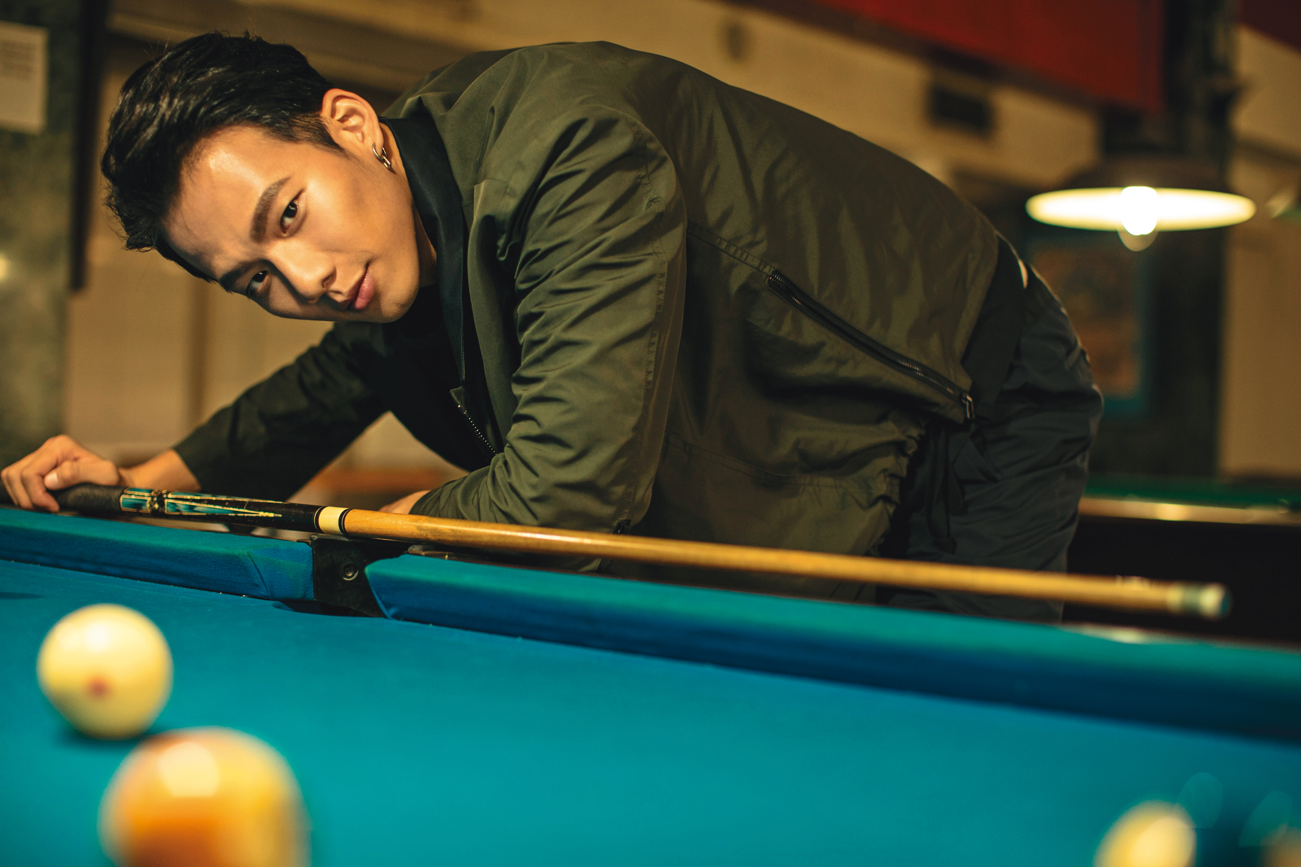 從虎爺走紅開始，吳念軒機會不斷，拍電影可以很收，不過拍照訪問是當回自己，面對鏡頭時，他不保留演出凌厲帥度。