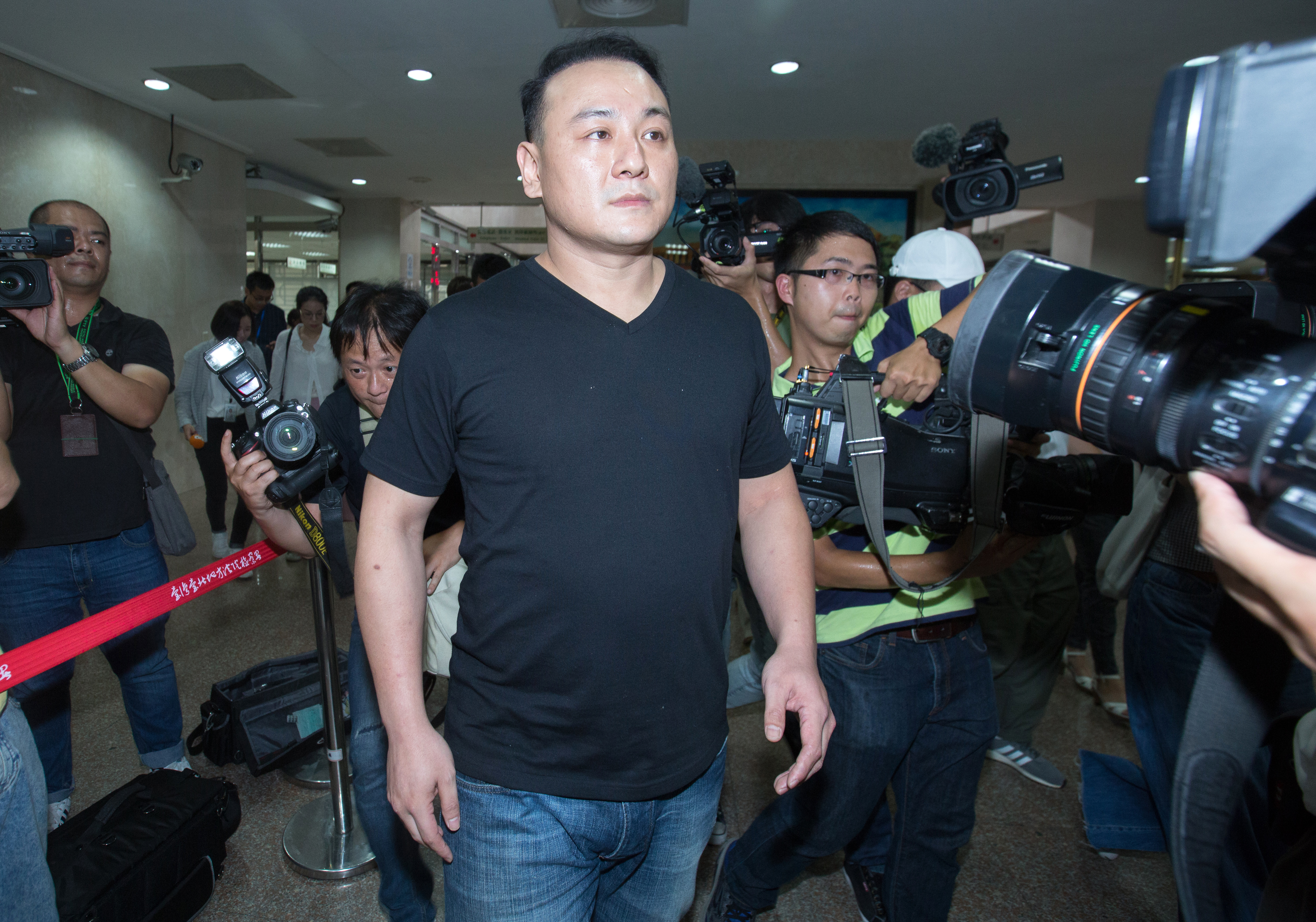 張安樂之子張瑋以腳傷滯留中國，因打石膏坐輪椅無法搭飛機為由請假，法官要求張瑋在2020年1月15日出庭，否則將予拘提及通緝。（資料照）