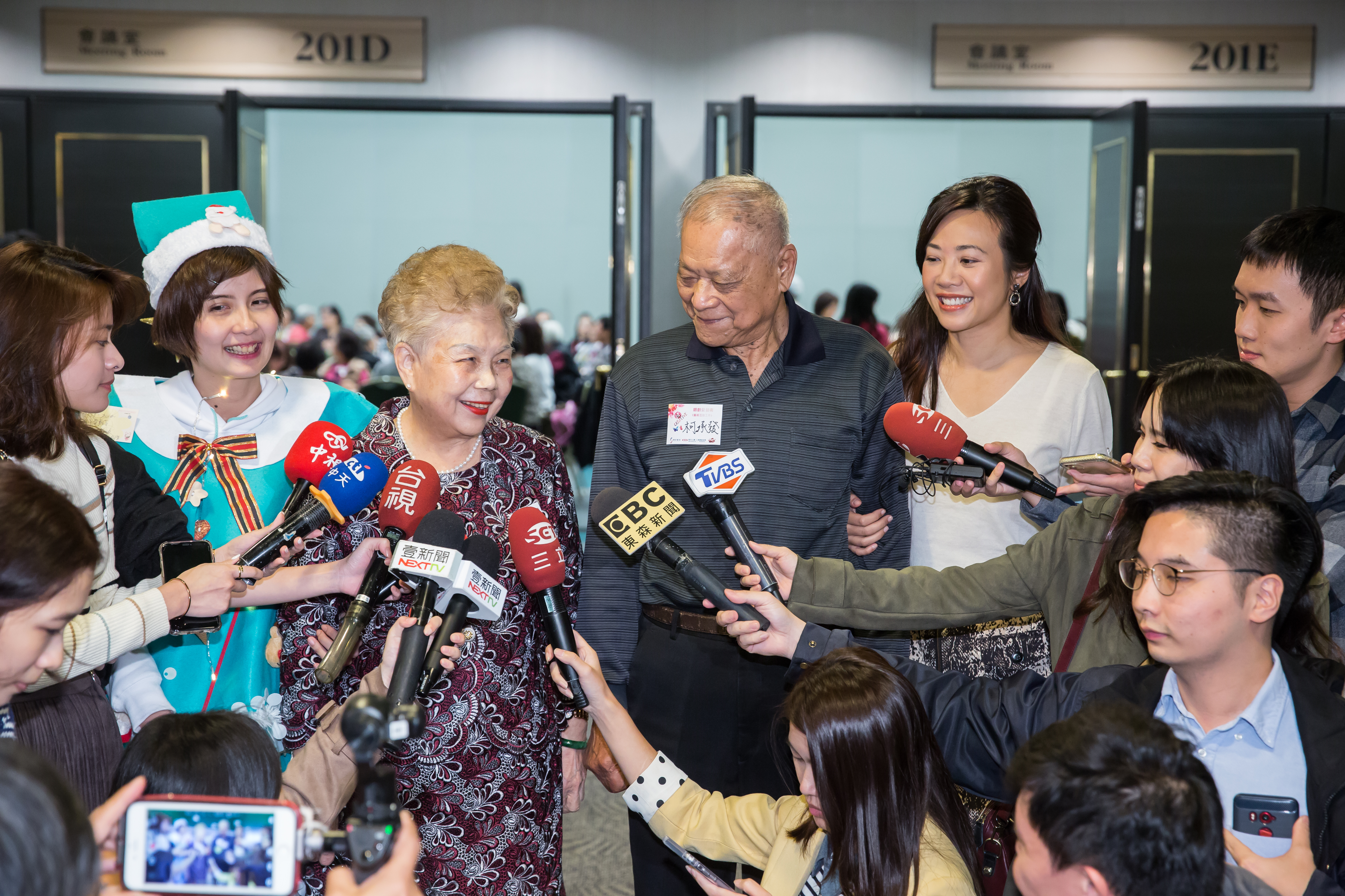 台北市長柯文哲的母親「柯媽」何瑞英昨（26日）出席活動時透露，柯文哲是「綠底」，總統大選絕對會投給蔡英文。