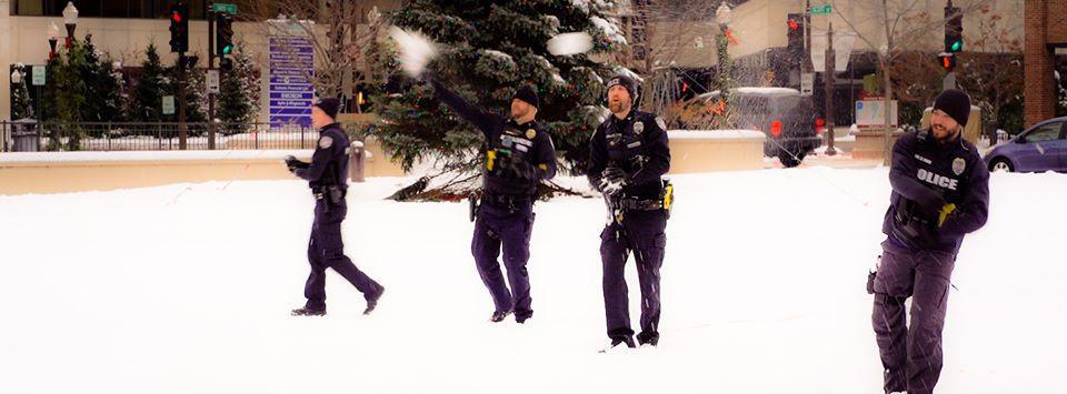 瓦索警局在臉書放上歡樂打雪球照，宣告禁令將解除。（翻攝Wausau Police Departmen 臉書）