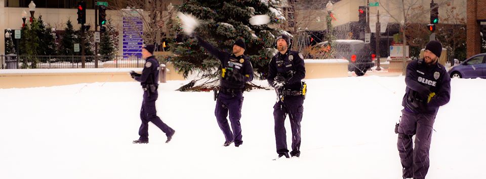 瓦索警局在臉書放上歡樂打雪球照，宣告禁令將解除。（翻攝Wausau Police Departmen 臉書）