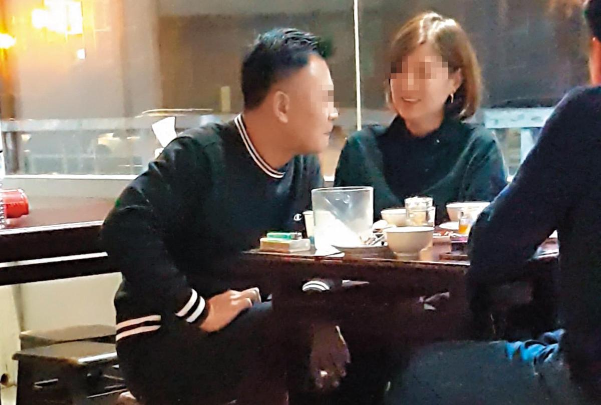 林姓少校與小三同桌吃飯，互動親密有如夫妻。（讀者提供）