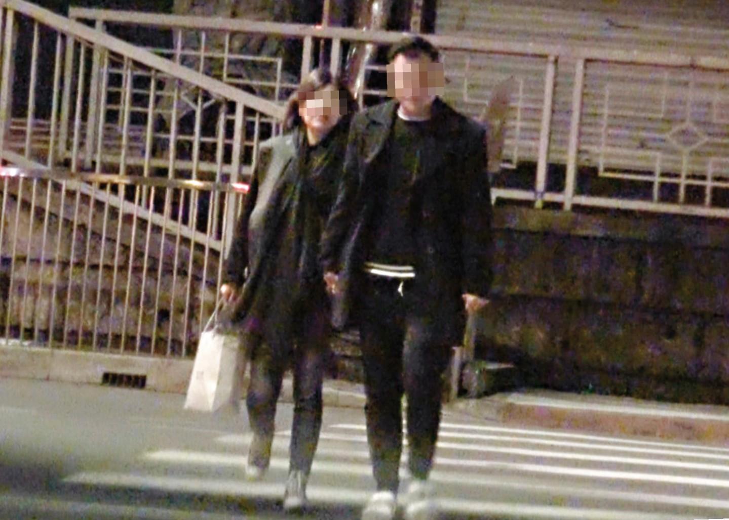 林姓少校被拍到與小三十指緊扣，完全不避諱是有婦之夫。（讀者提供）