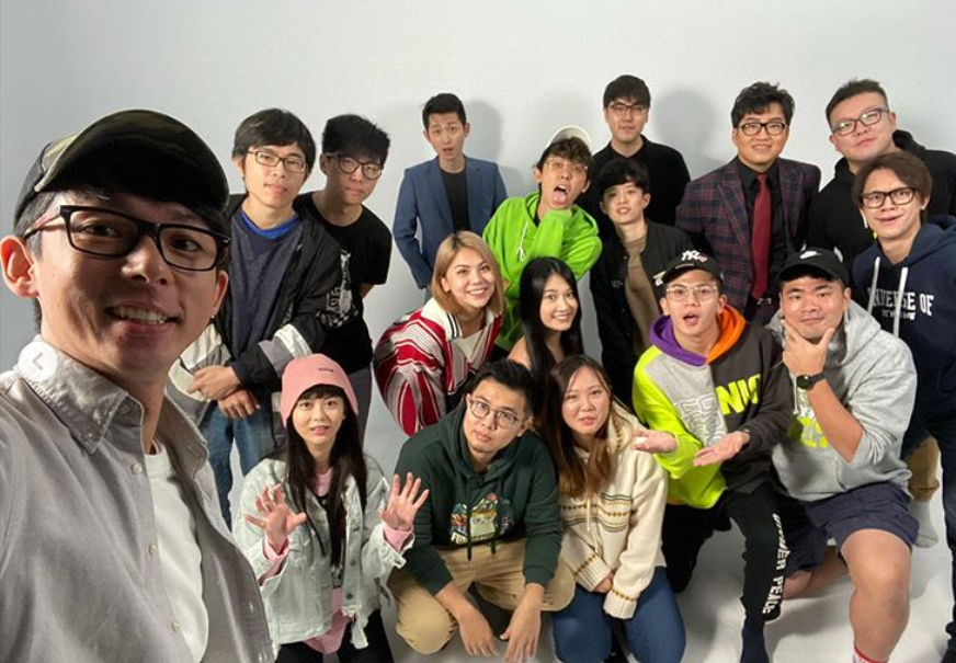 網紅阿滴（左）號召反骨男孩、白癡公主、上班不要看、志祺七七、Joeman、博恩、Howhow等知名網紅一同拍攝呼籲青年返鄉投票影片。（翻攝阿滴IG）