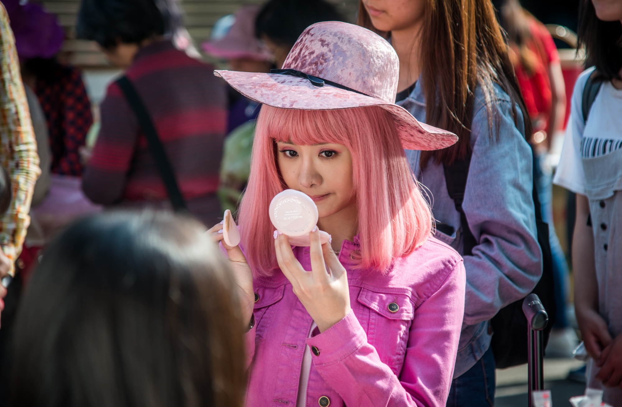 安心亞自嘲角色有公主病，連逃亡都要打扮得像粉紅芭比。（滿滿額提供）