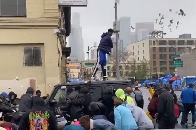 美國饒舌歌手Blueface日前到洛杉磯一處貧民窟大撒鈔票,引起網友熱議。(取自bluefacebleedem IG)