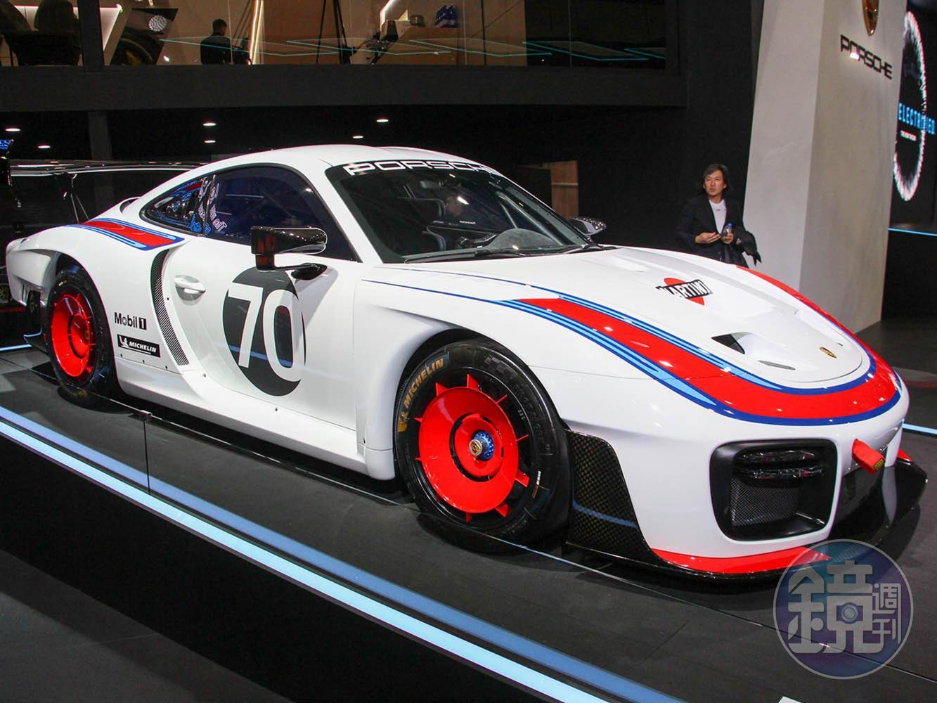 全球限量77部的935是復刻1970年代戰功彪炳的935 Carrera RSR賽車。