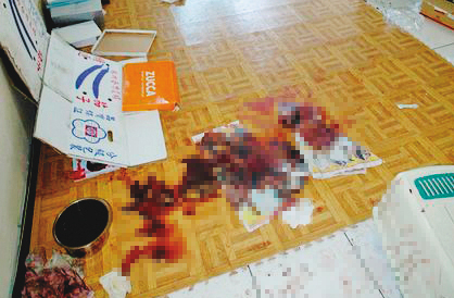 凶案現場地上、牆上滿是鮮血，令人怵目驚心。（翻攝畫面）