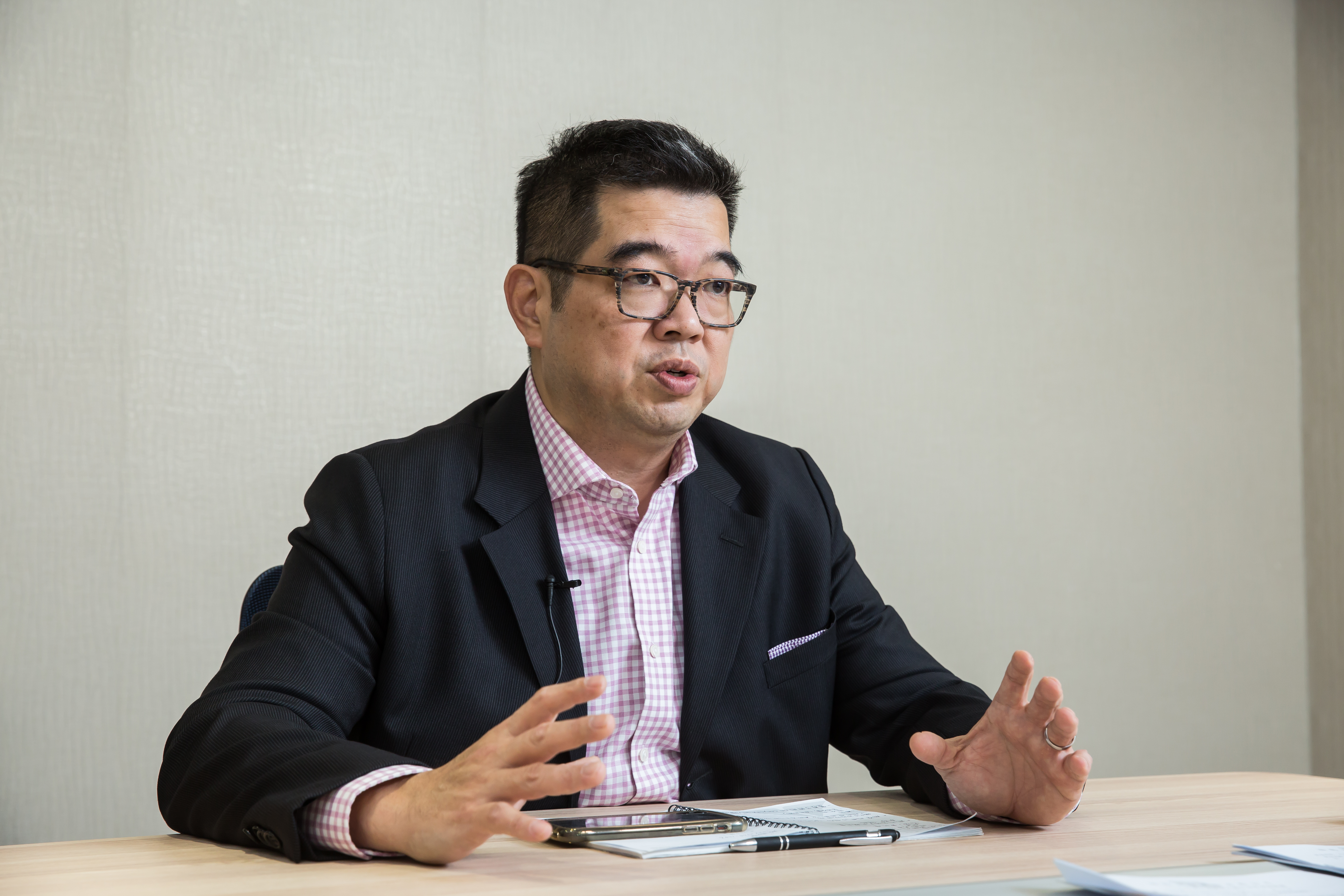 許逸群日前出面指控市場派興泰吳家，涉嫌掏空及內線交易。