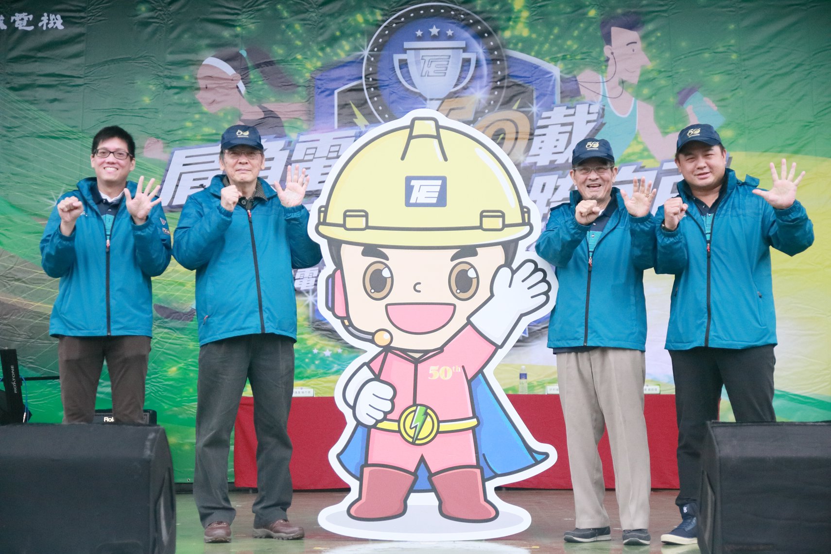 隨著家族開枝散葉，華城電機目前已由許家二代許邦福、許守雄，以及第三代許逸德、許逸晟等人一同經營。（翻攝自華城電機臉書）