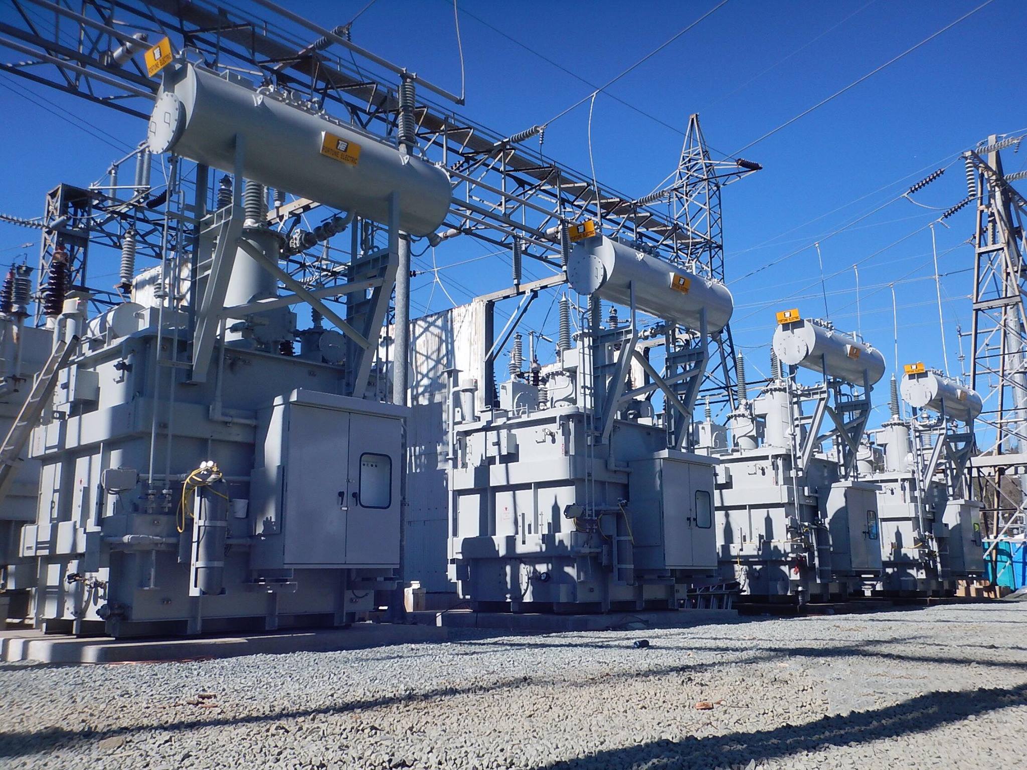 華城曾緊急接下美國電力公司6台發電機變壓器大單，順利解決當時的電力危機。（翻攝自華城電機臉書）