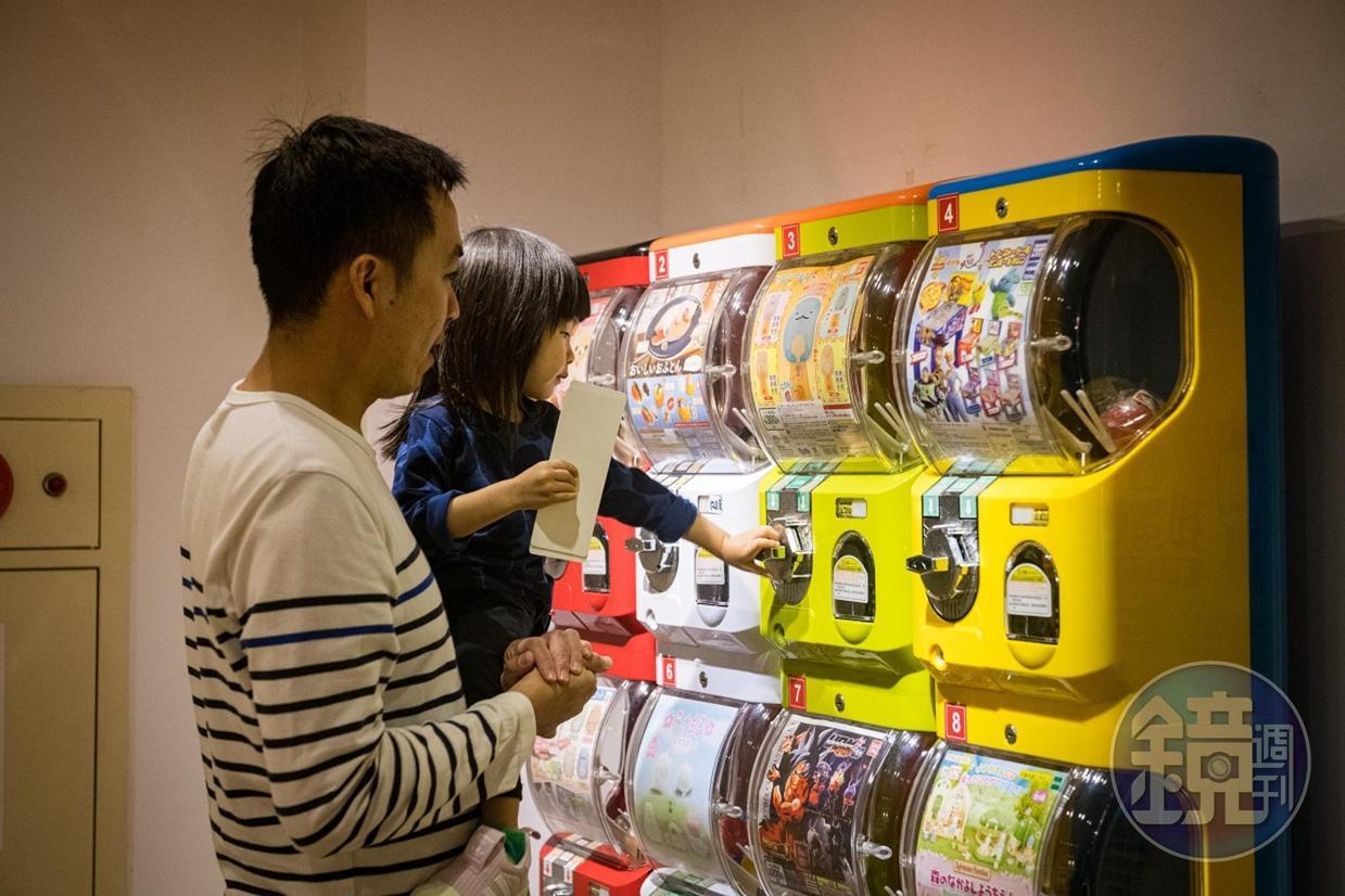 飯店內還設有扭蛋機，可供小朋友玩樂。