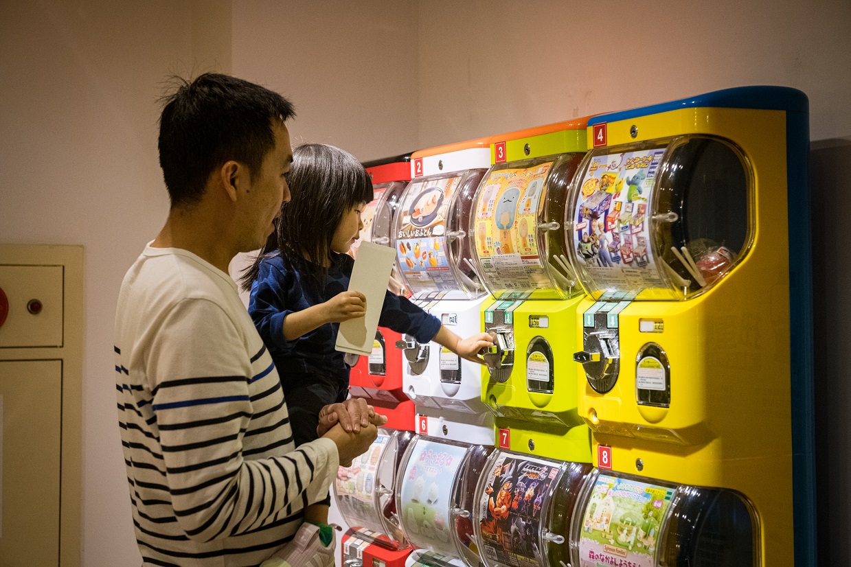 飯店內還設有扭蛋機，可供小朋友玩樂。