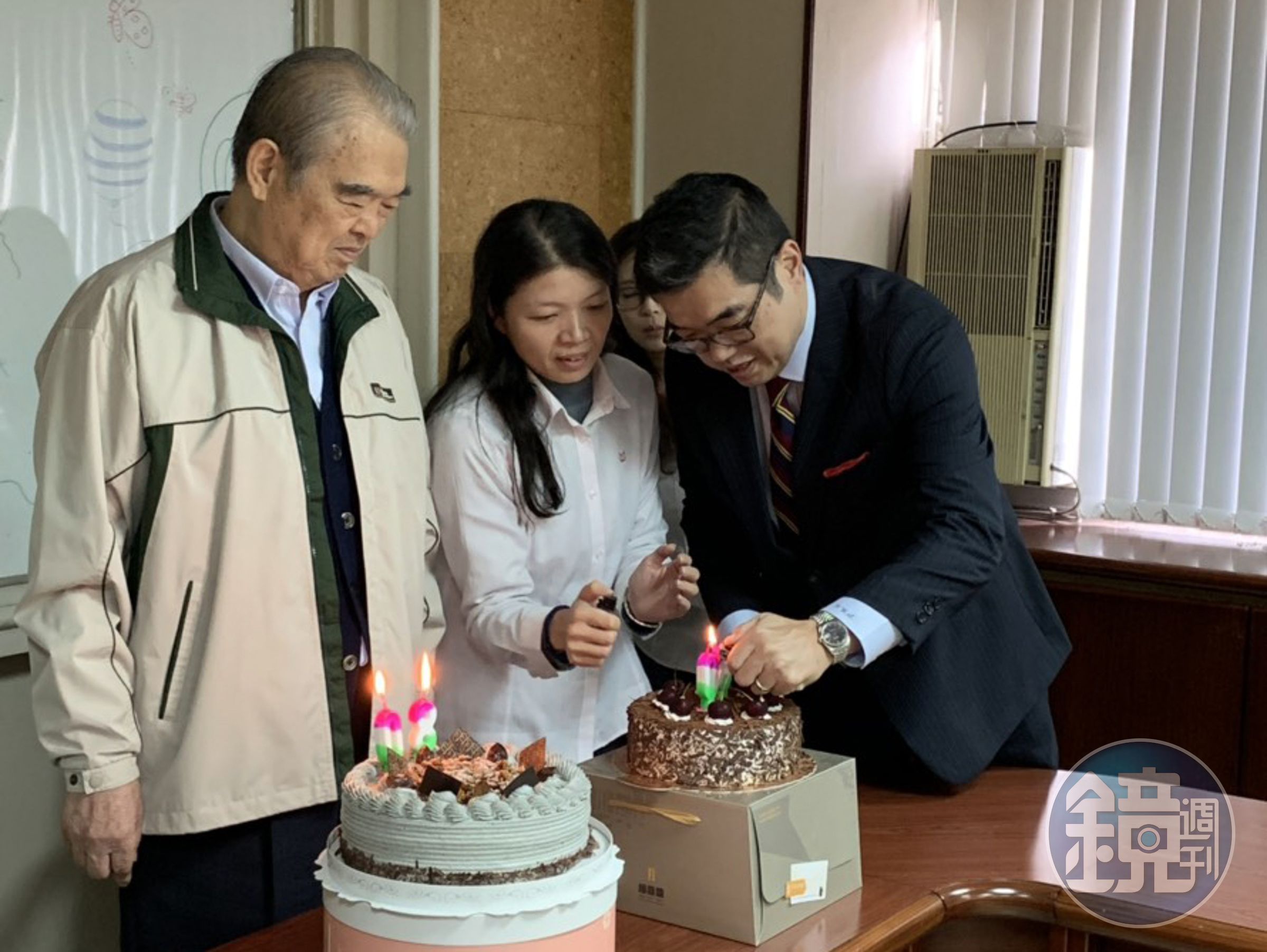 許逸群（右）與父親許忠明（左）一起在福懋油打拚，去年他接下董事長，準備帶領公司再創高峰。（福懋油提供）