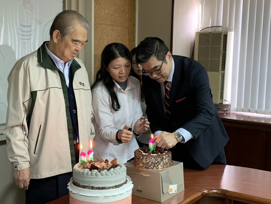 許逸群（右）與父親許忠明（左）一起在福懋油打拚，去年他接下董事長，準備帶領公司再創高峰。（福懋油提供）