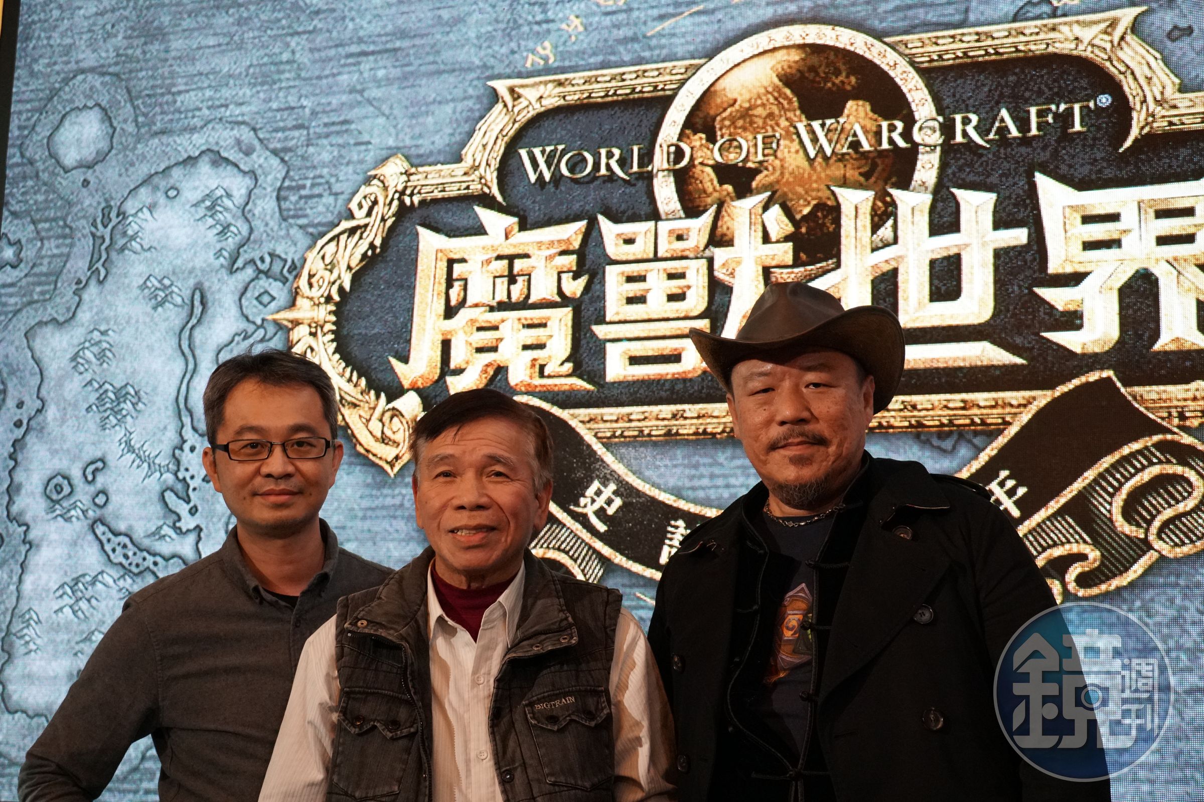 《魔獸世界》15週年派對請來三位藝術創作者展出遊戲相關作品，由左至右分別為樂高認證大師黃彥智、電影海報手繪師傅謝森山以及木雕創作者林昭辰。