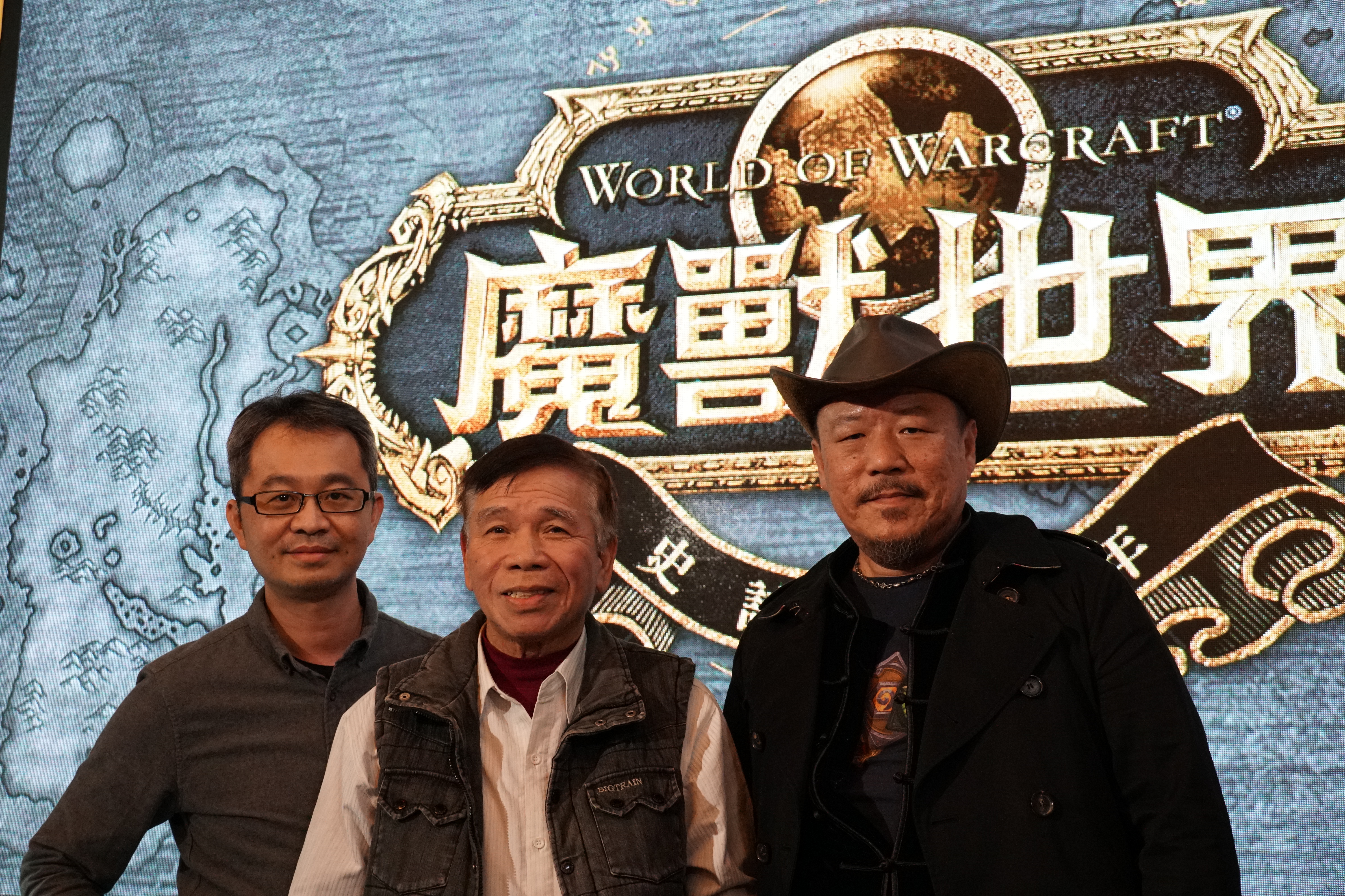 《魔獸世界》15週年派對請來三位藝術創作者展出遊戲相關作品，由左至右分別為樂高認證大師黃彥智、電影海報手繪師傅謝森山以及木雕創作者林昭辰。