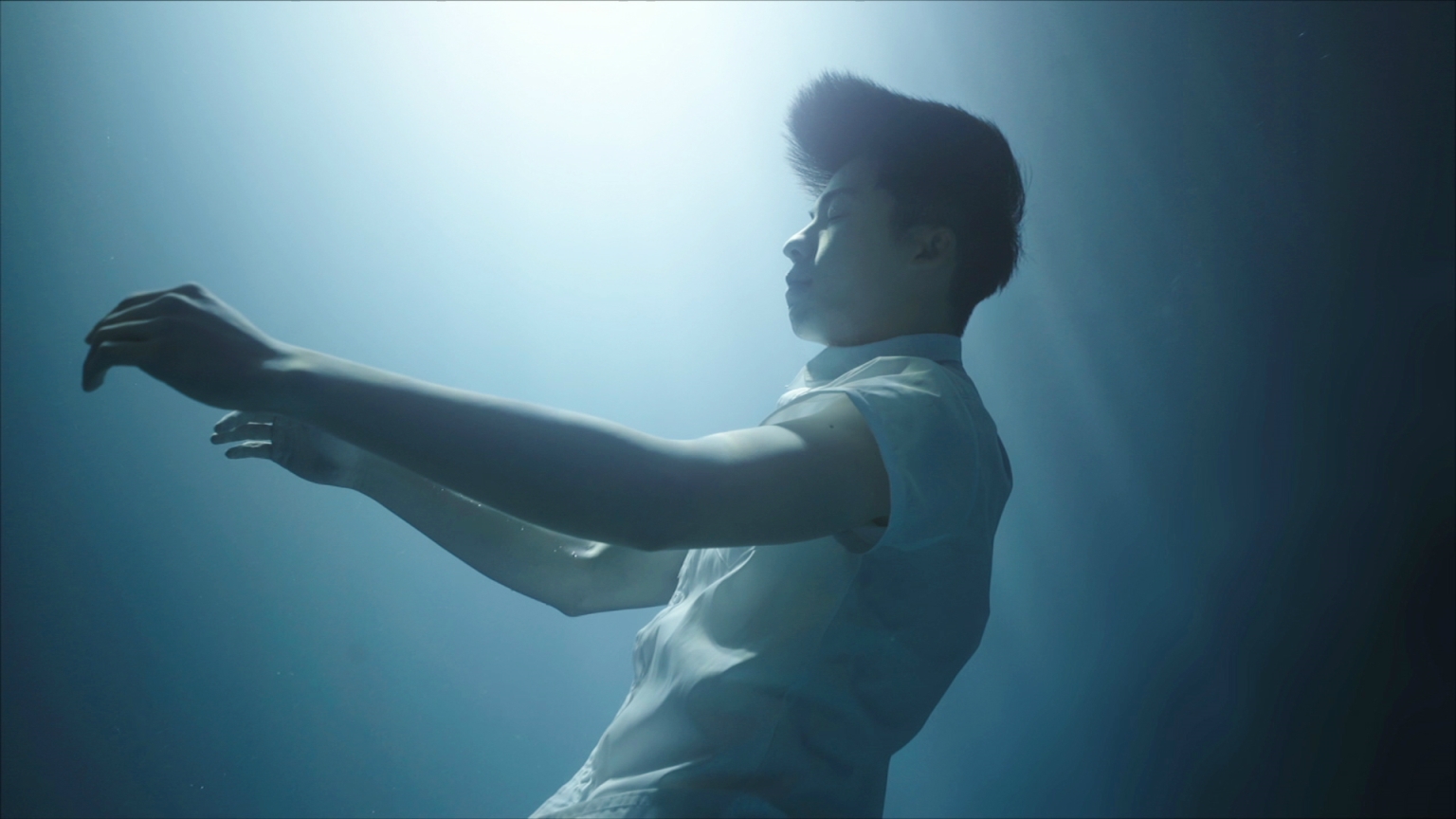 許光漢在《想見你》一人分飾兩角，這次拍攝似乎跟水特別有緣，除了淋雨戲，甚至挑戰水中戲。（中視提供）