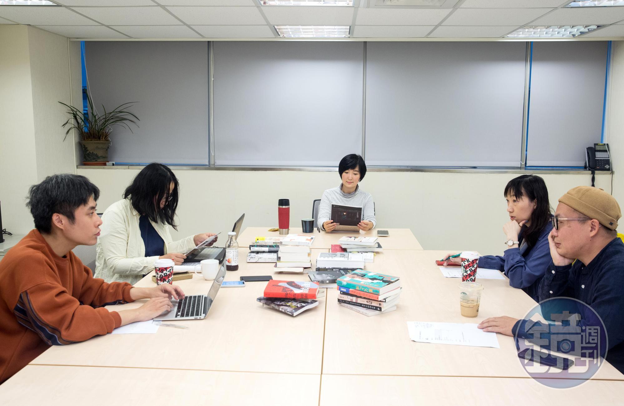 鏡週刊創意總監董成瑜（中）主持鏡文化「2019年度好書」決審會議。