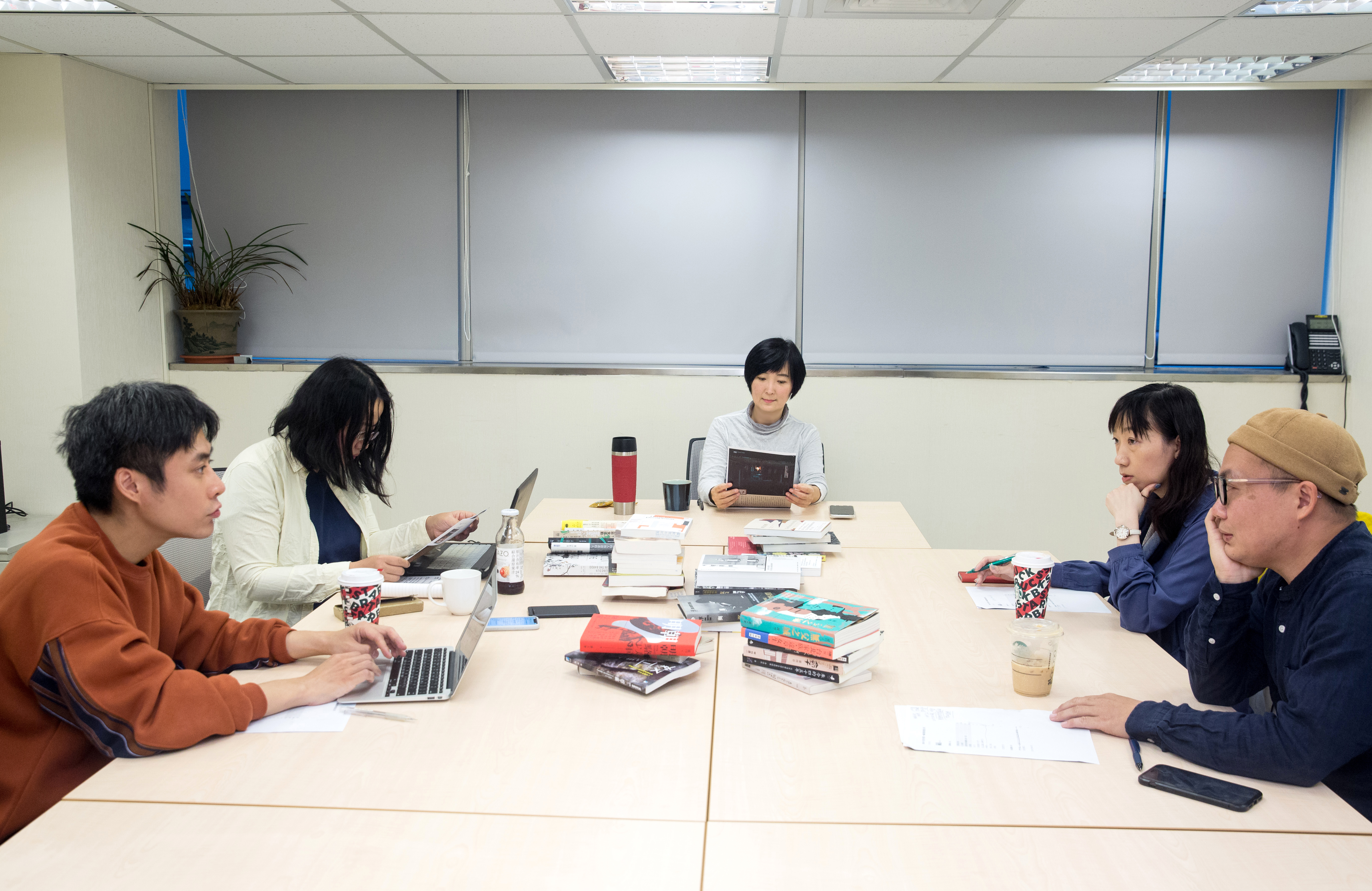 鏡週刊創意總監董成瑜（中）主持鏡文化「2019年度好書」決審會議。