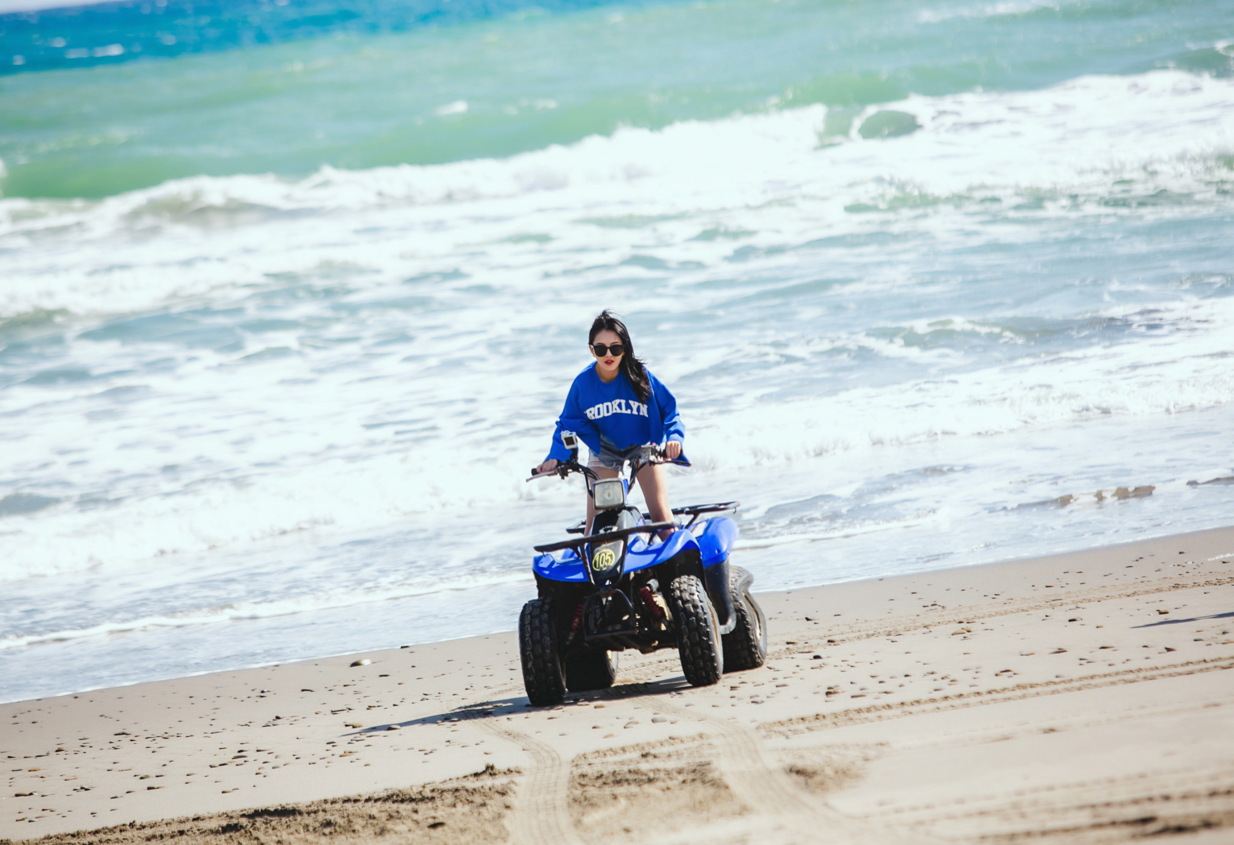 習譜予也到墾丁鬧區逛街，享受當地美食。（大藝未來提供）