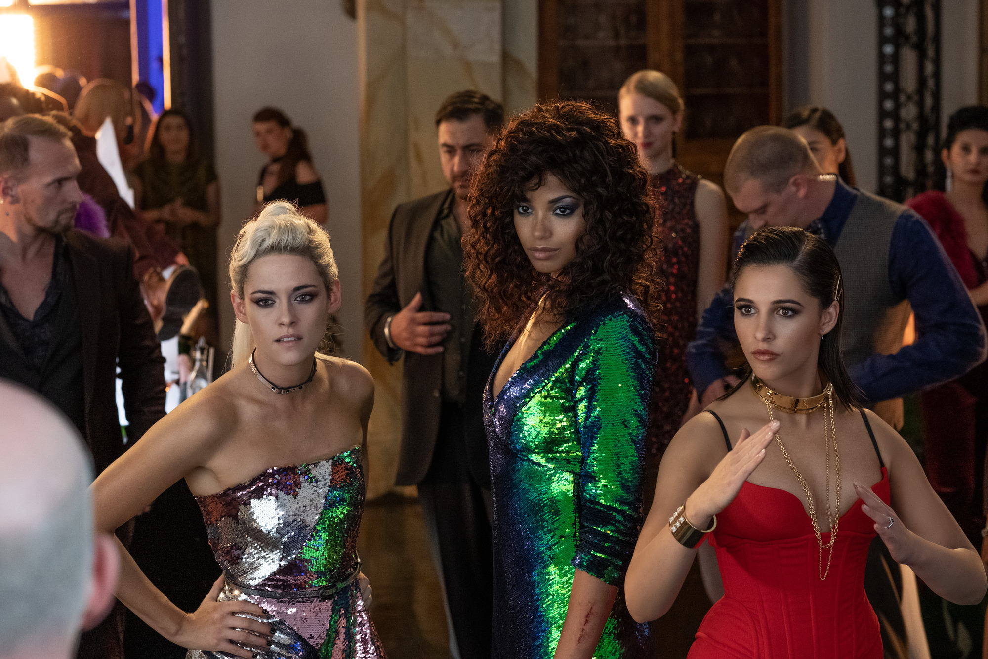 新版《霹靂嬌娃》由「暮光女」克莉絲汀史都華領軍，與「茉莉公主」娜歐蜜史考特及艾拉巴林斯卡一起執行任務。（索尼提供）