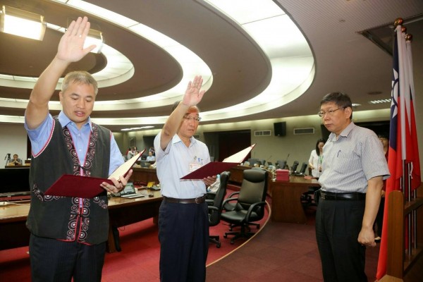 台北地院認定犯罪事實明確，近日將陳誼誠（左）判處拘役50天，得易科罰金。（北市府提供）