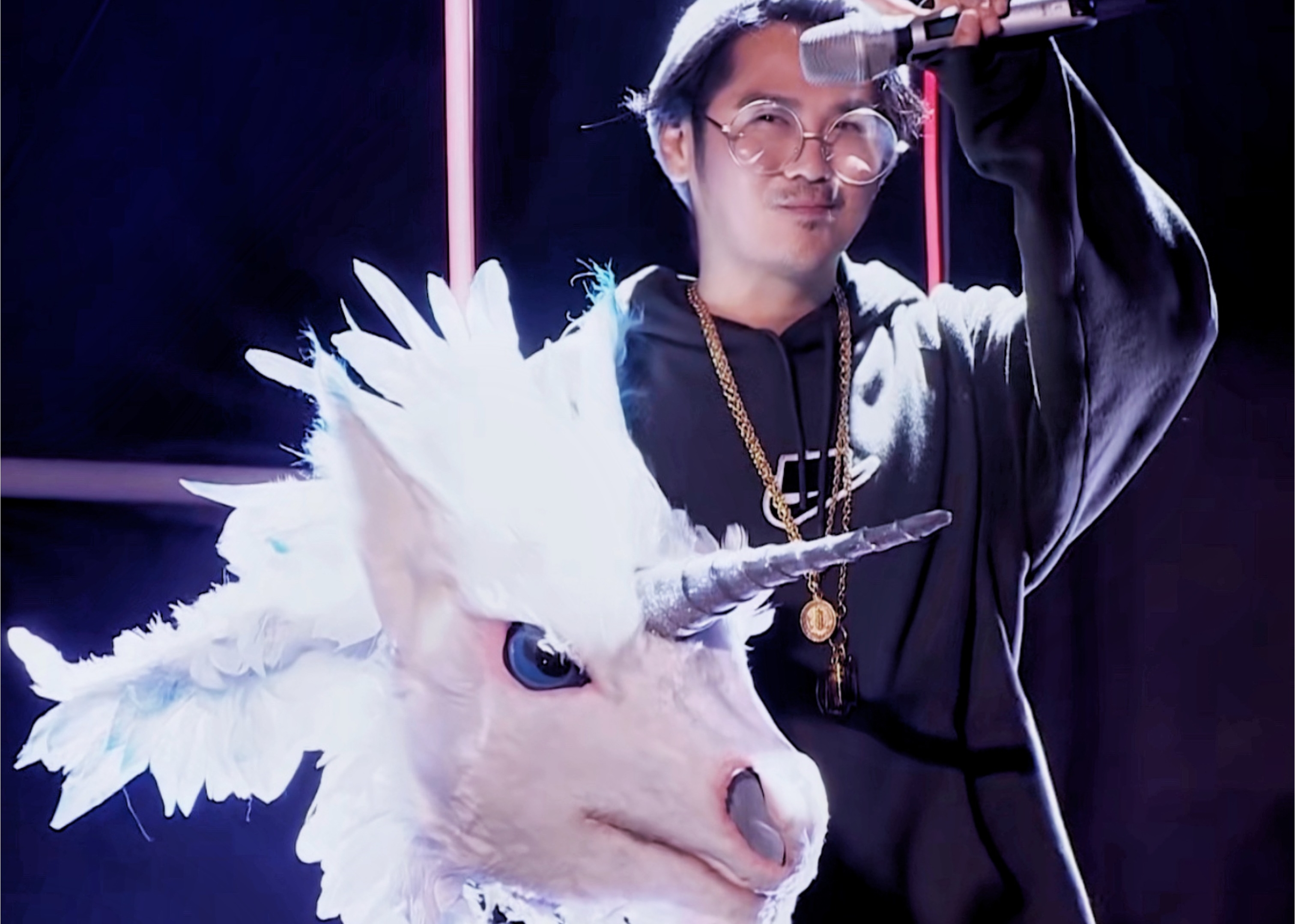 曹格戴上獨角獸面具，重返舞台演唱張國榮經典粵語歌〈今生今世〉。（就是娛樂提供）