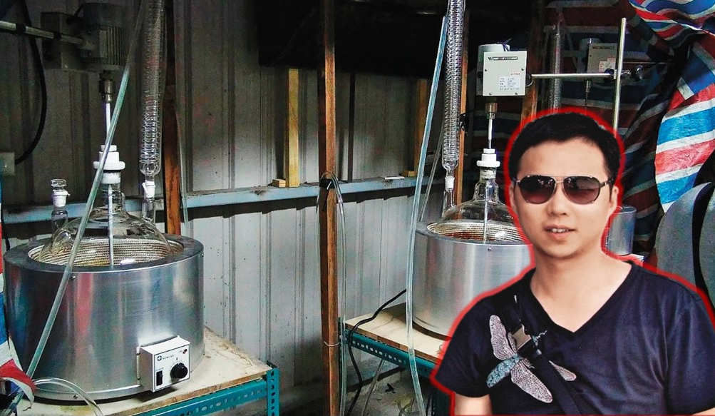 律師李柏杉違背律師誓詞，洩密給毒梟助脫罪，形同幫凶。背景為製毒工廠。（翻攝臉書）