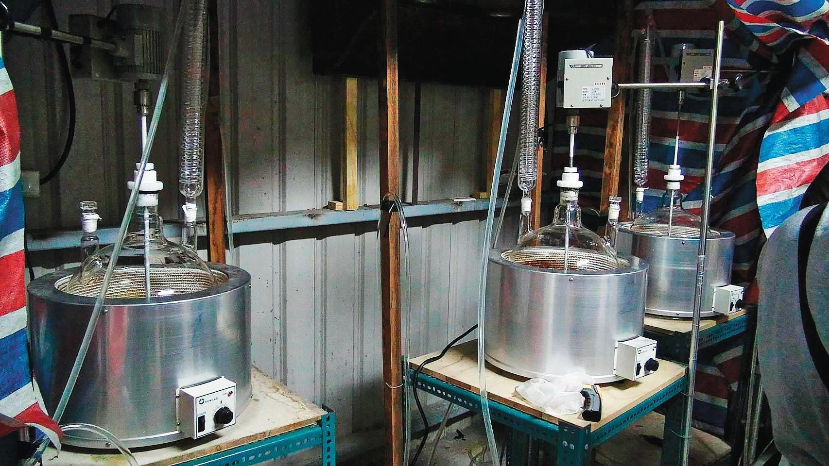 洪男在公墓附近租屋當製毒工廠，時常發出濃濃惡臭。（新北市調處提供）