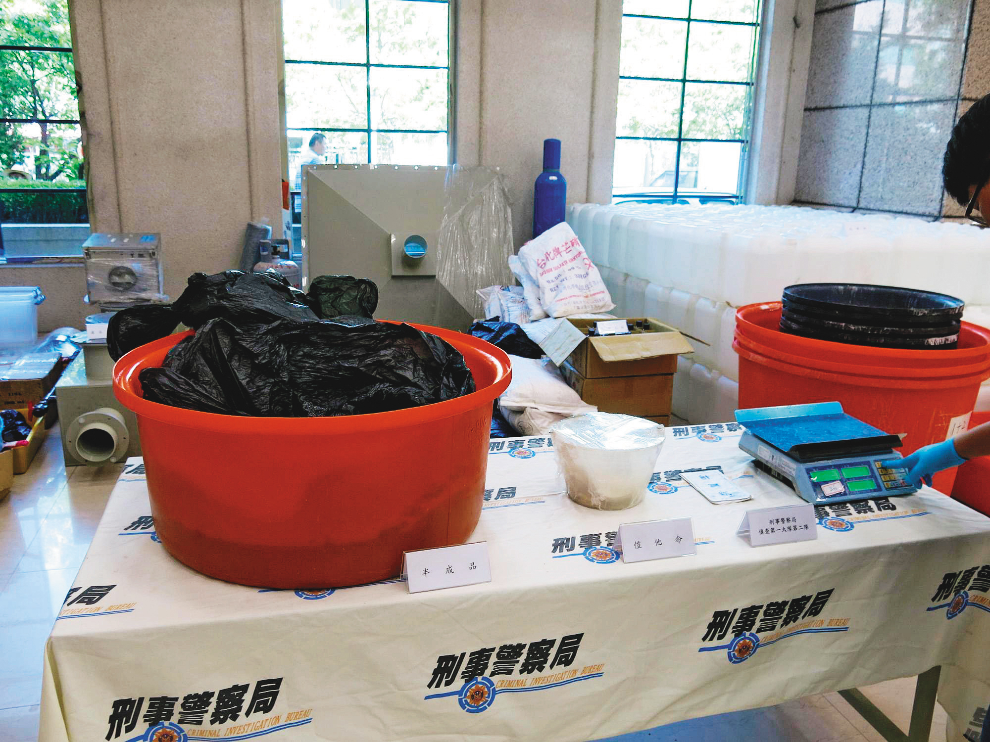 檢調在劉男製毒工廠起出80多公斤的K他命成品及半成品，而李柏杉也是該製毒集團嫌犯的委任律師。（翻攝網路）