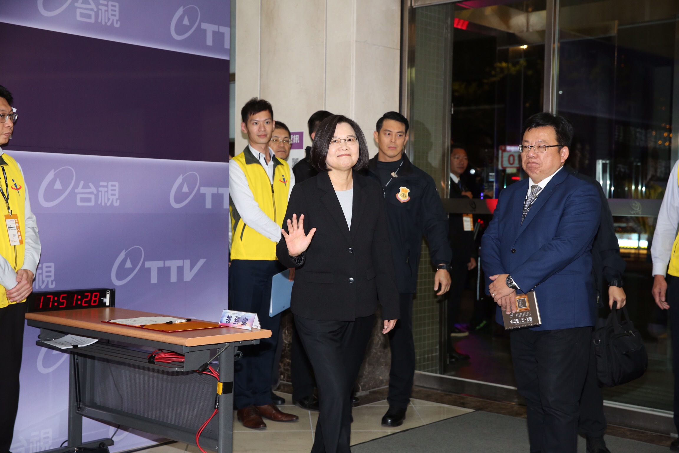 總統候選人第3場電視政見會今晚登場，蔡英文批評國民黨和韓國瑜慣性跳票，更稱呼韓是「韓總機」。