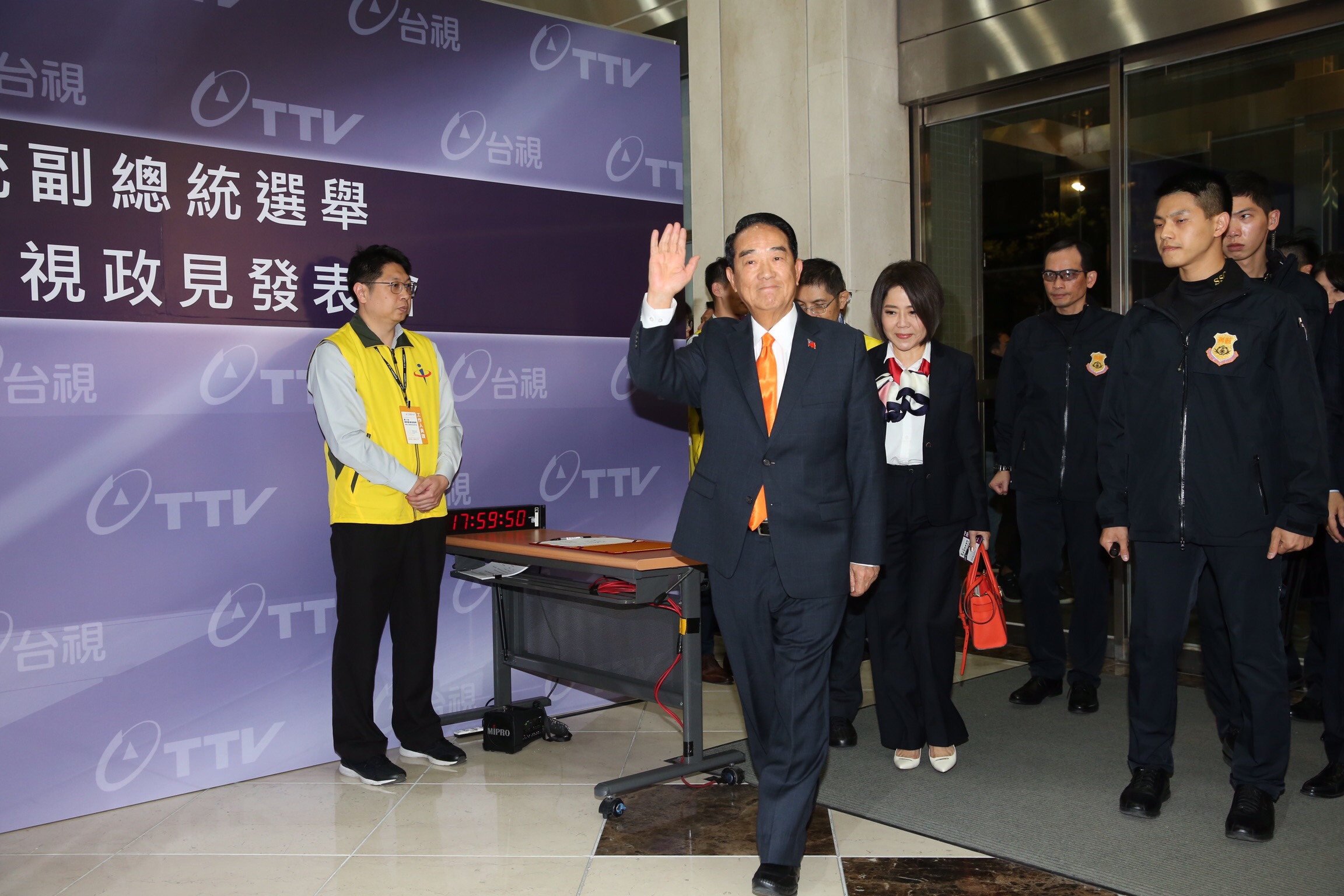 宋楚瑜除了暗酸總統蔡英文的論文爭議外，更怒批民進黨正強推《反滲透法》修法。